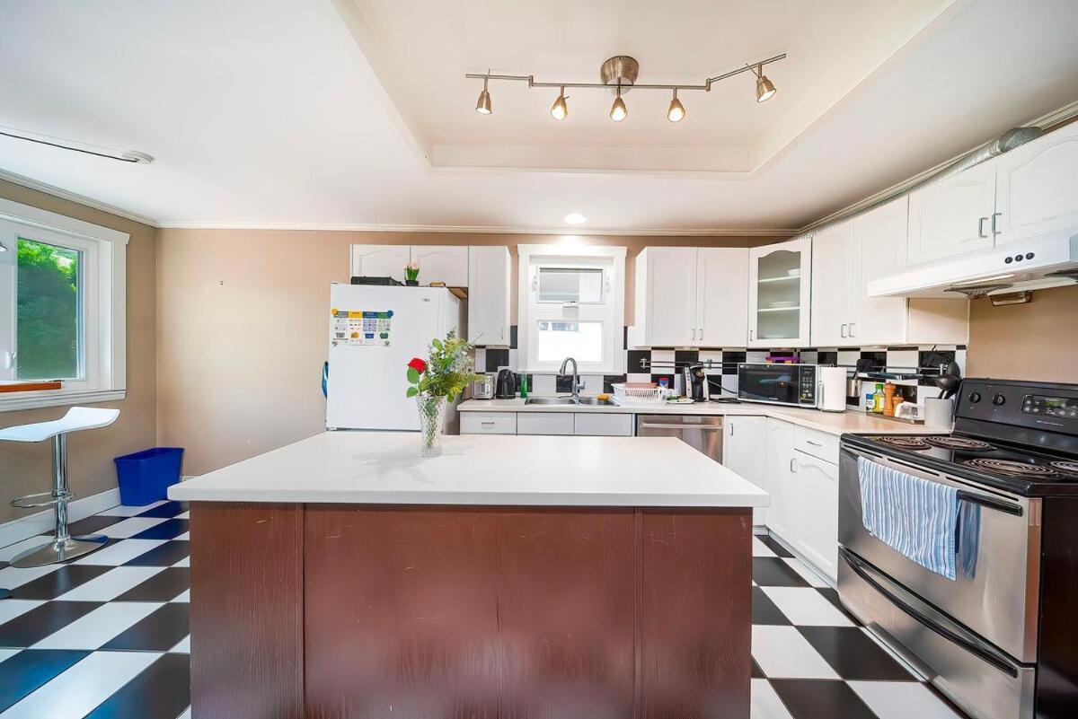 Villa Charming 3br Near Ubc With Parking & Backyard