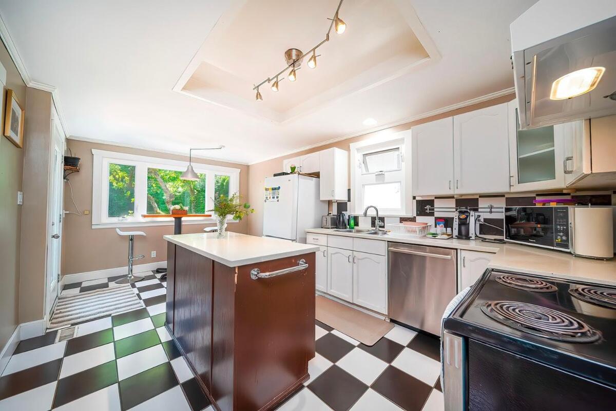 Villa Charming 3br Near Ubc With Parking & Backyard *