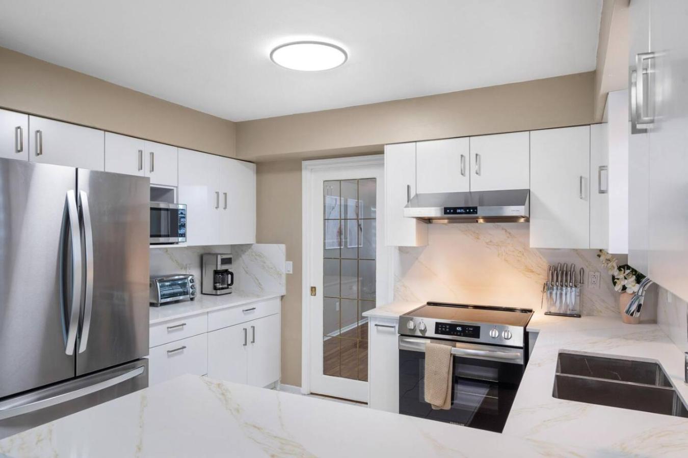 Spacious Family Retreat To Yvr And Downtown *