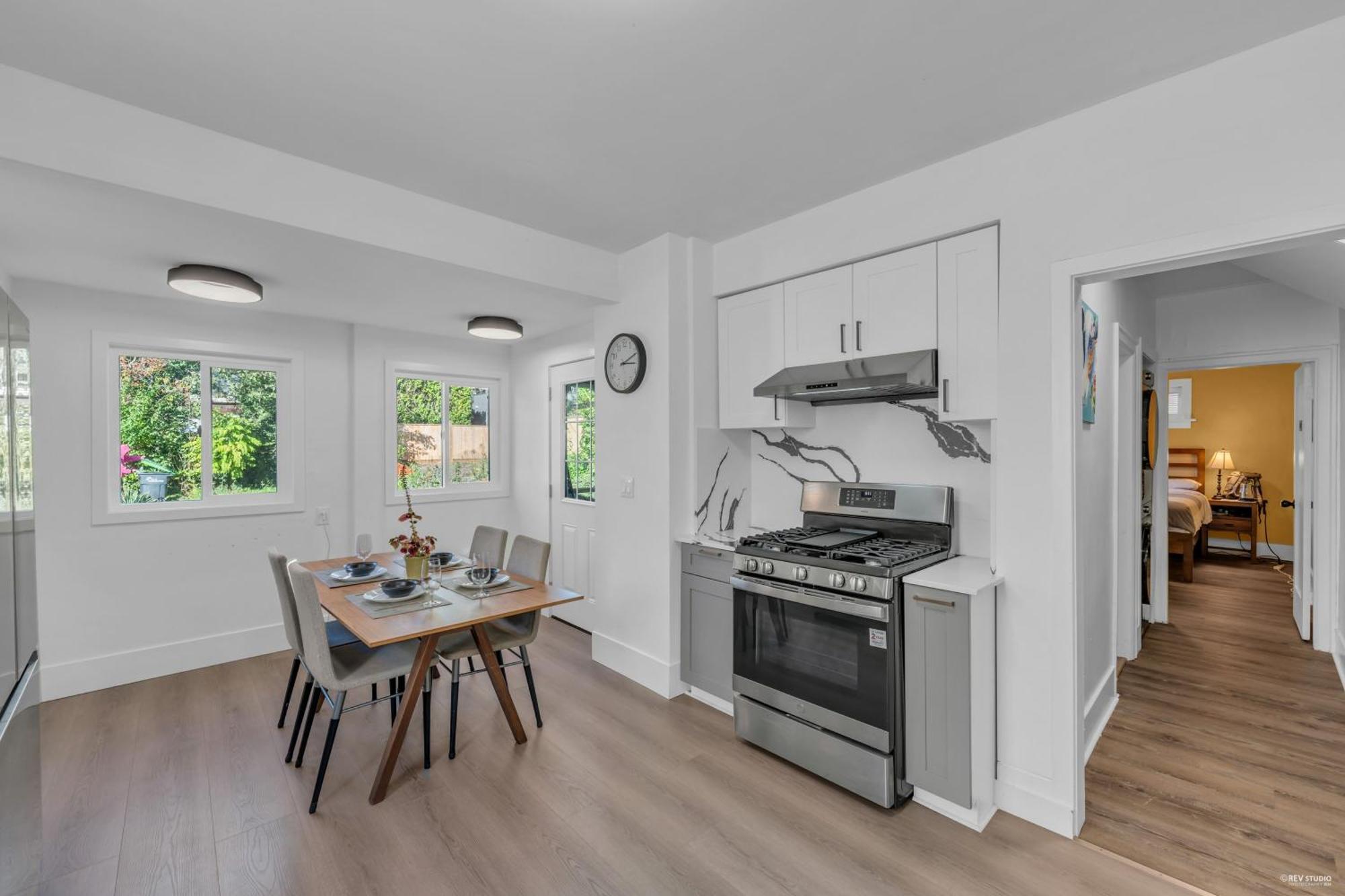 Homestay Cozy Four Bedroom House In West Vancouver