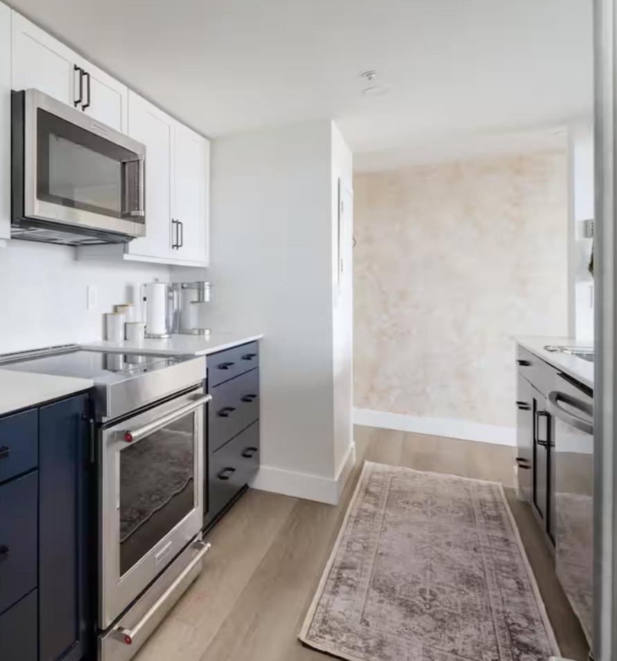 Luxury 2 Bed 2 Bath Downtown With Free Parking * Vancouver