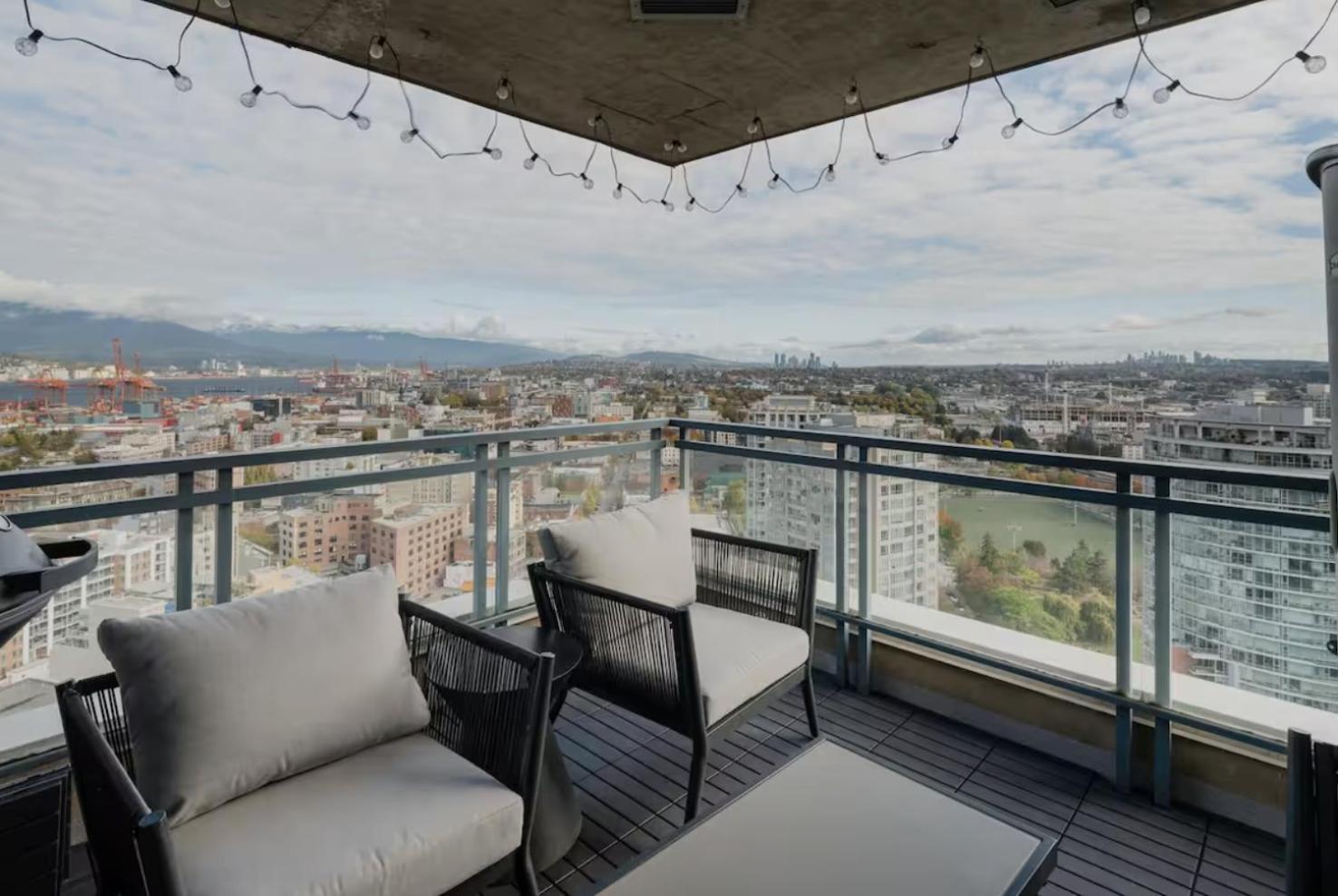 Luxury 2 Bed 2 Bath Downtown With Free Parking Apartment