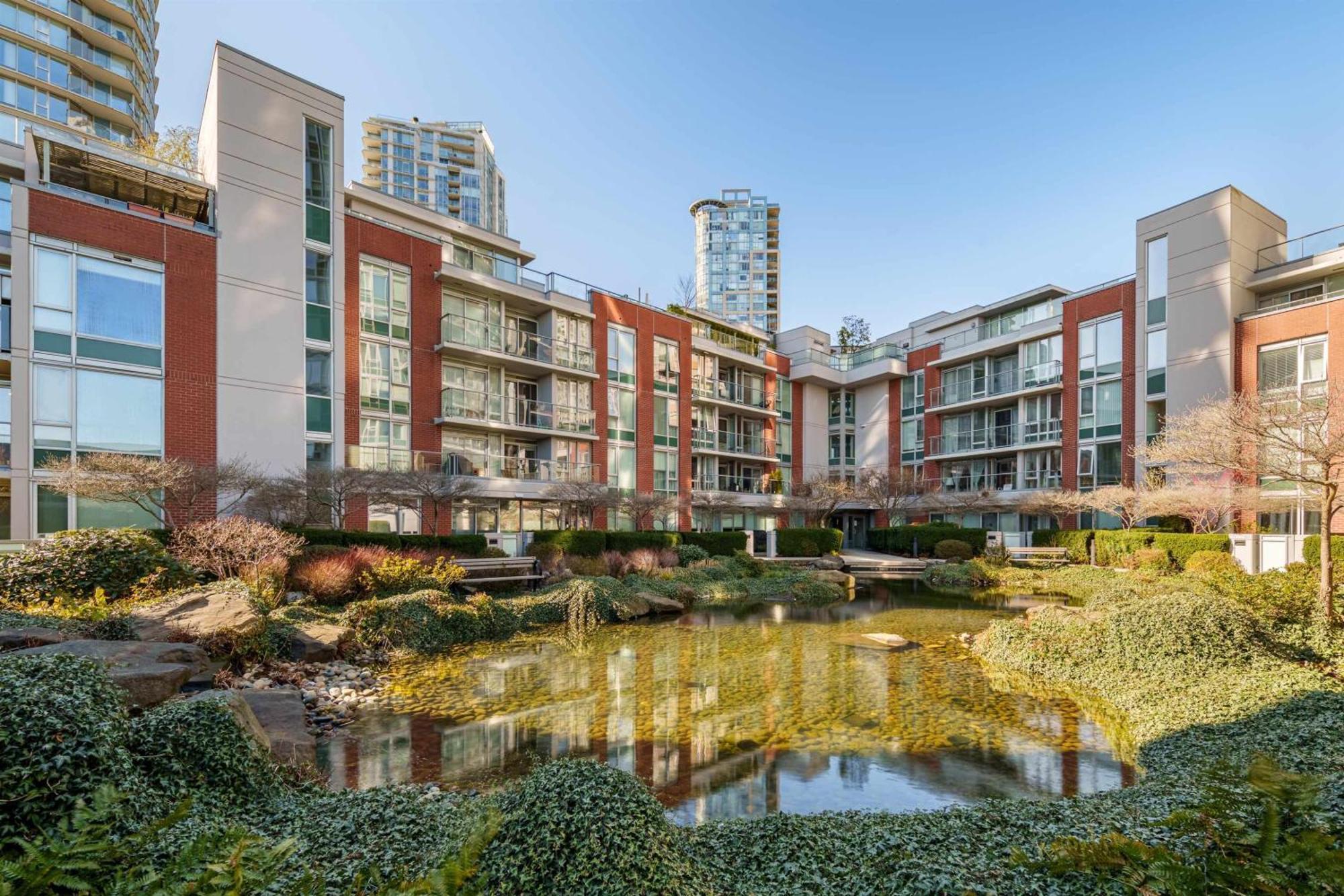Cozy Condo! Location! One Free Parking!