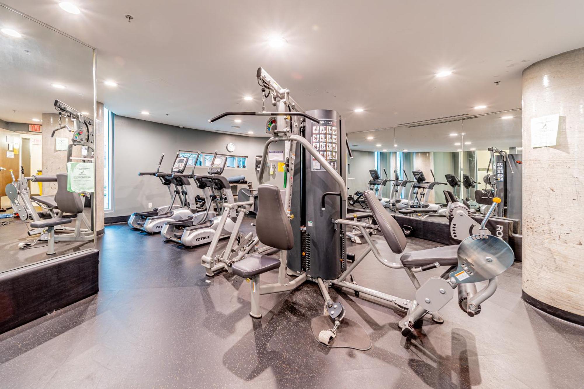 Cozy Condo! Location! One Free Parking! * Vancouver