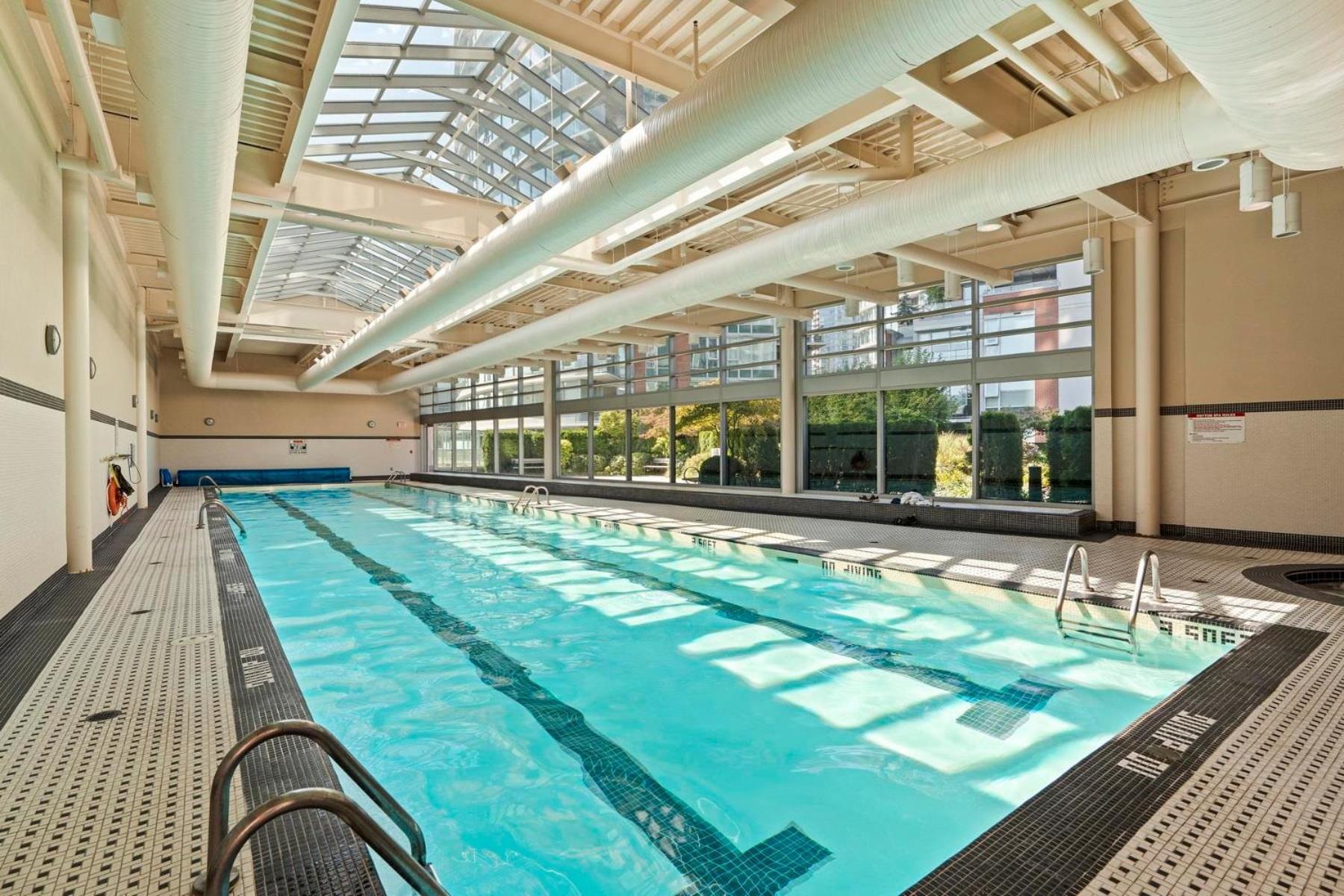Cozy Condo! Location! One Free Parking! *