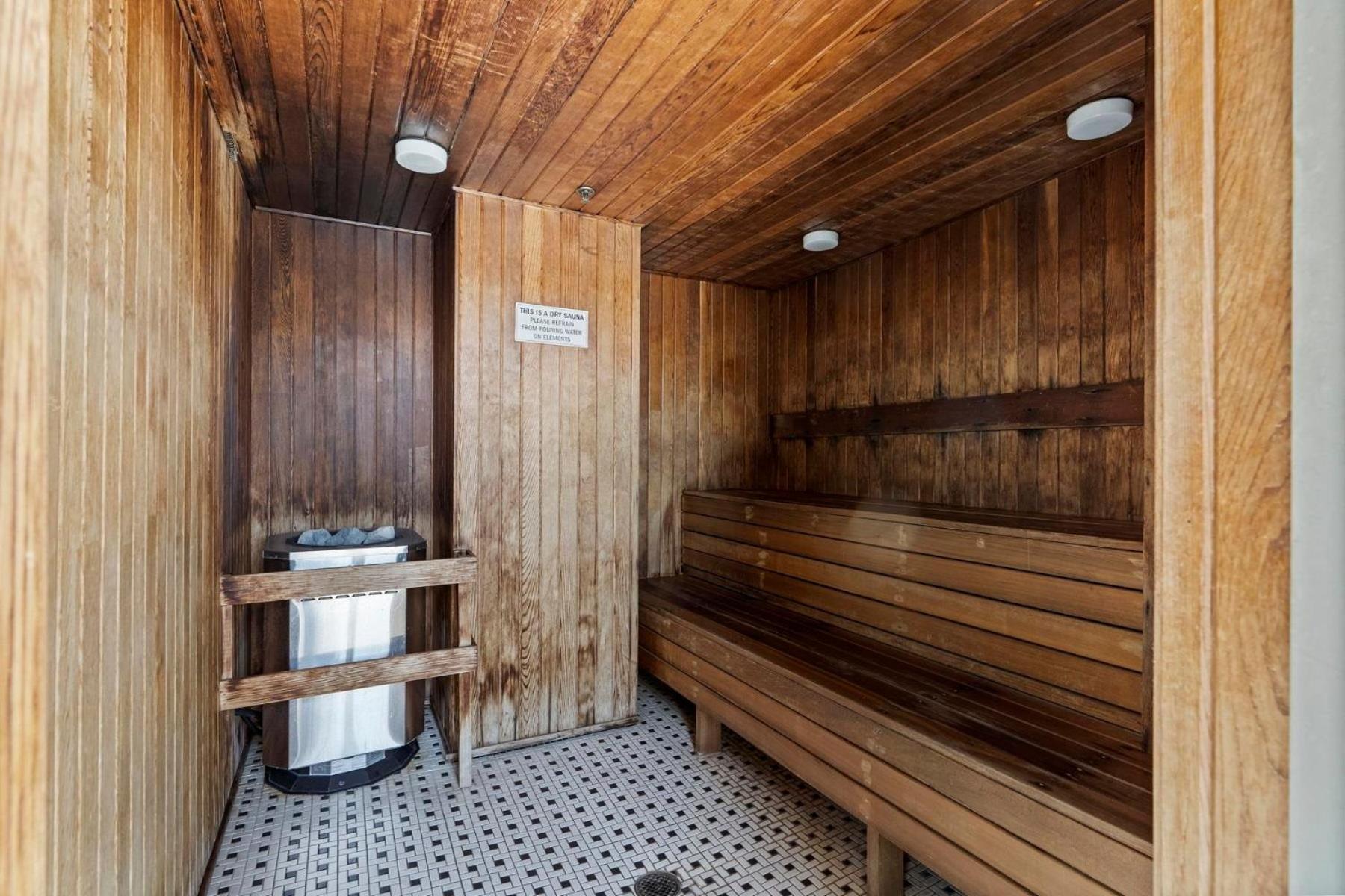 Cozy Condo! Location! One Free Parking!