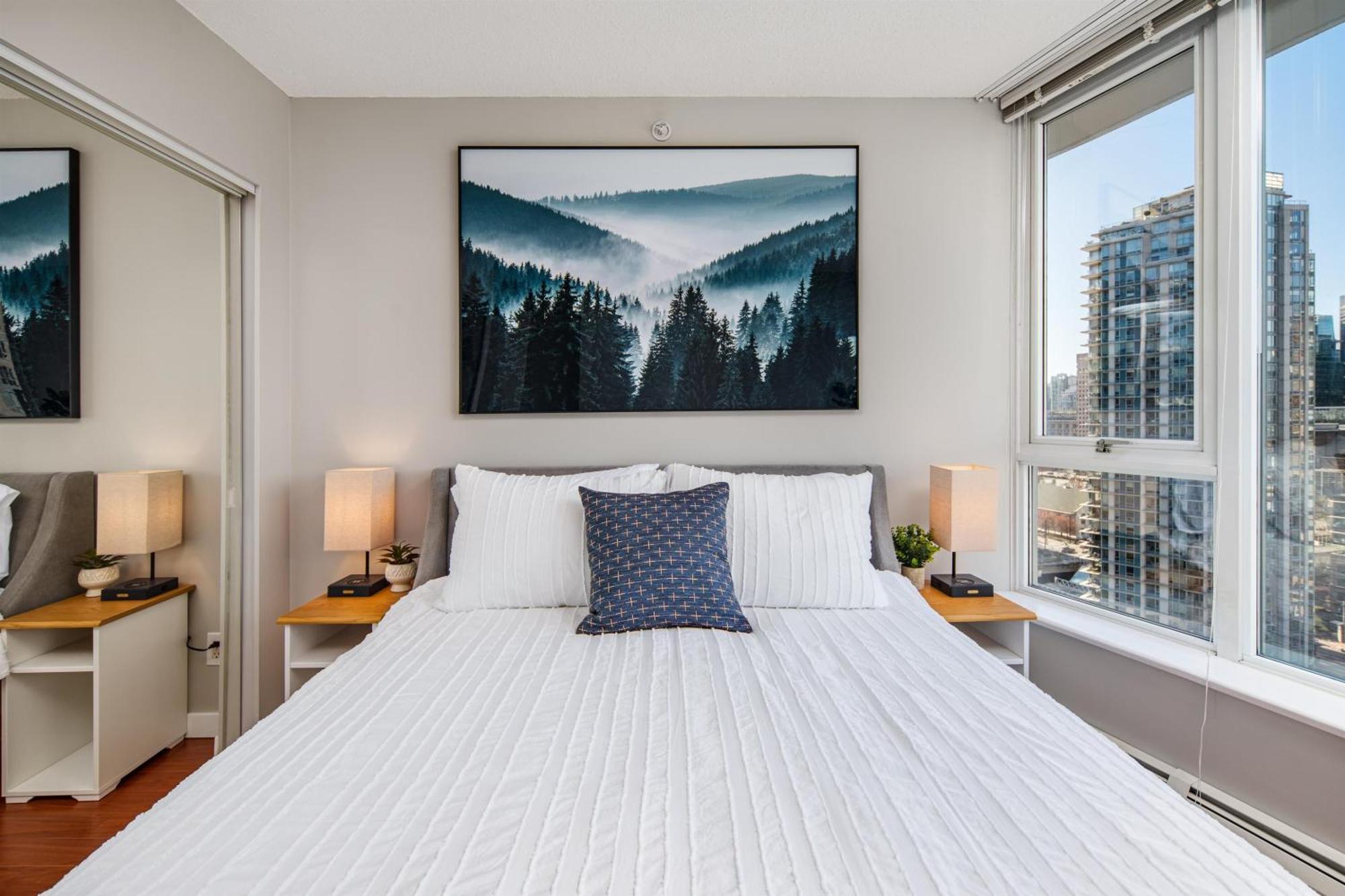 Cozy Condo! Location! One Free Parking! * Vancouver