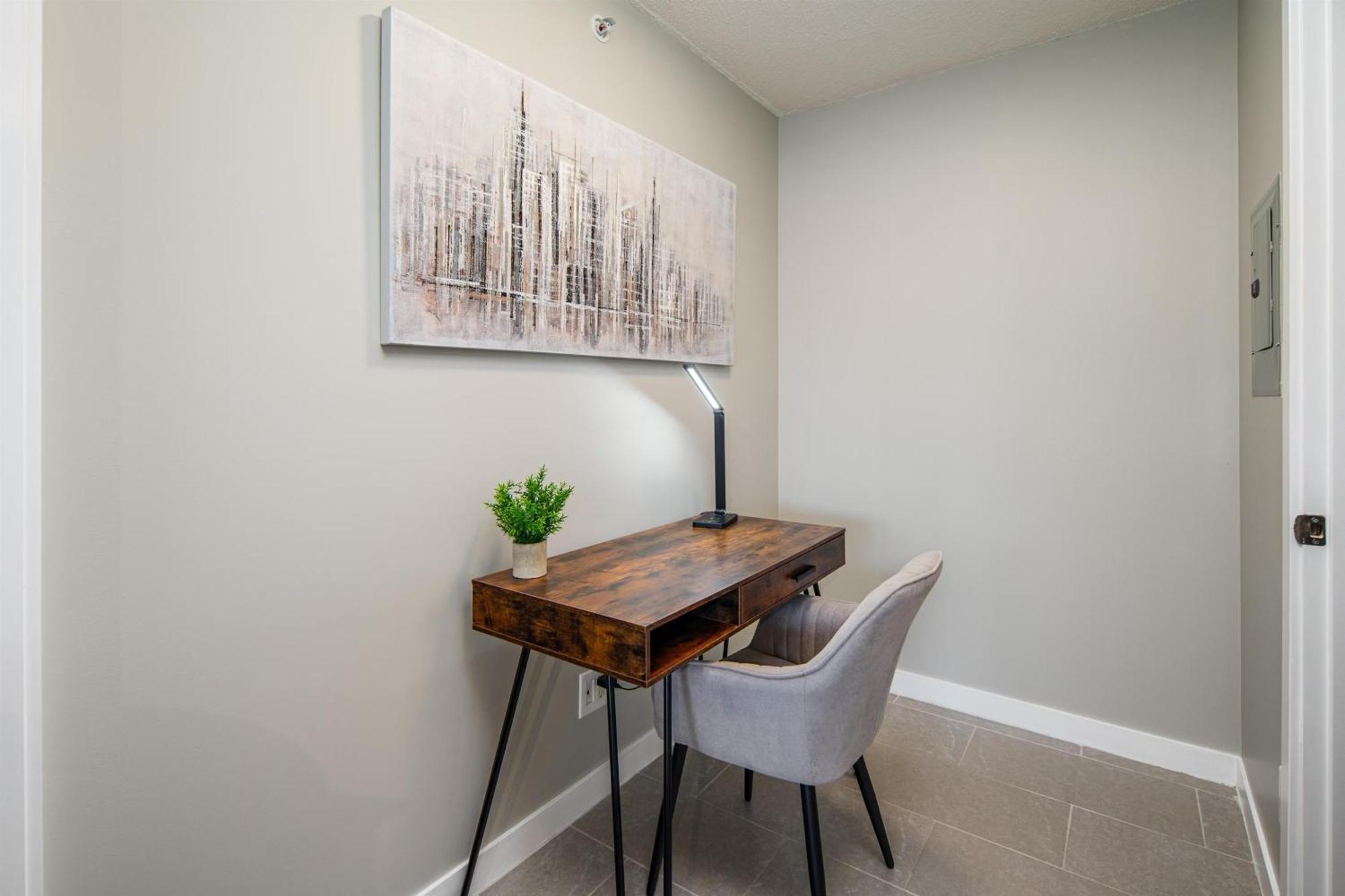Cozy Condo! Location! One Free Parking!