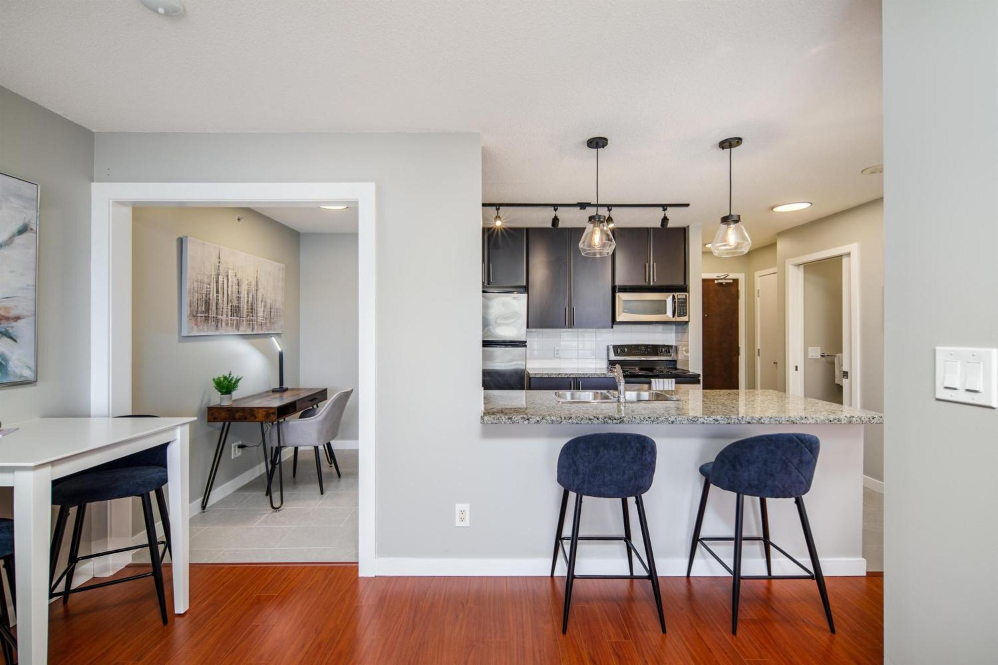 Apartment Cozy Condo! Location! One Free Parking!
