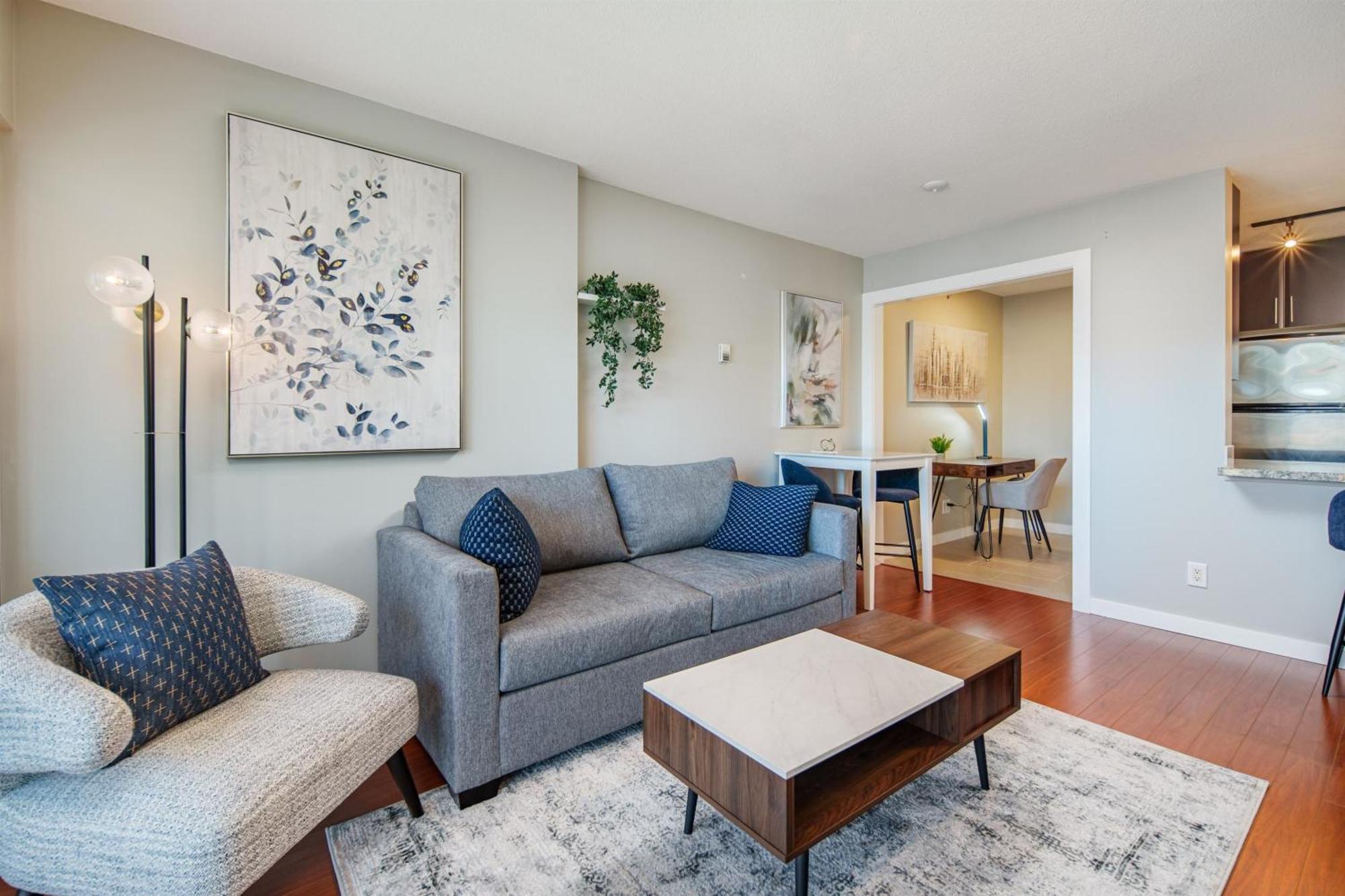 Cozy Condo! Location! One Free Parking! Apartment *