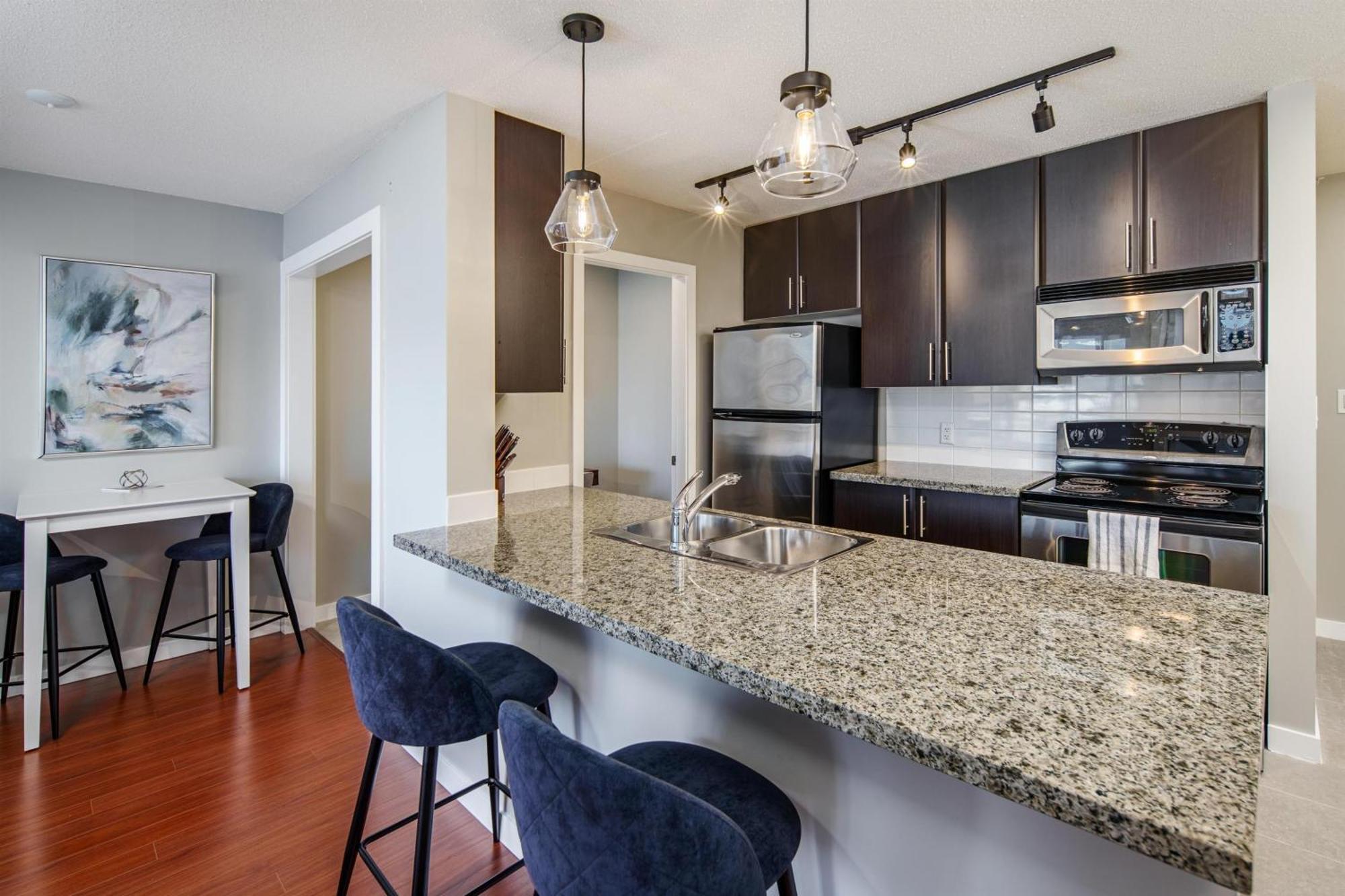 Apartment Cozy Condo! Location! One Free Parking! *