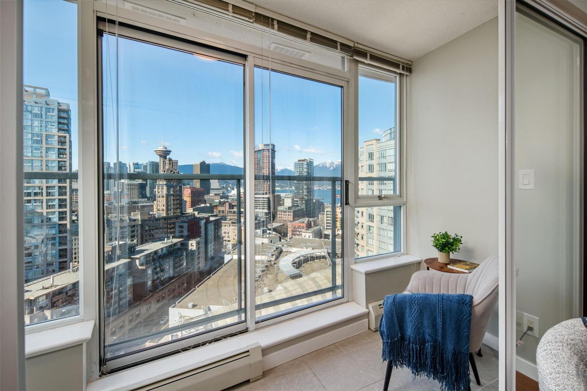 Cozy Condo! Location! One Free Parking! * Vancouver
