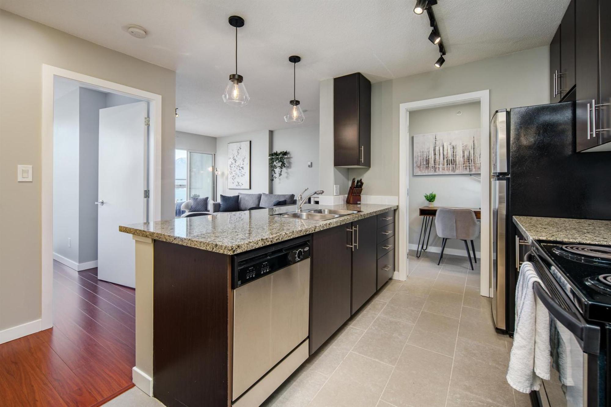 Apartment Cozy Condo! Location! One Free Parking! Vancouver