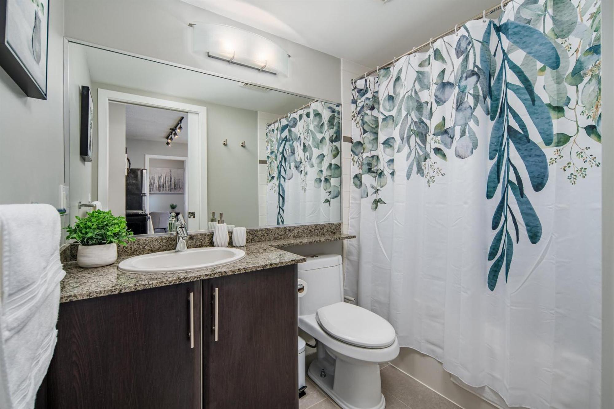 Cozy Condo! Location! One Free Parking! Apartment Vancouver