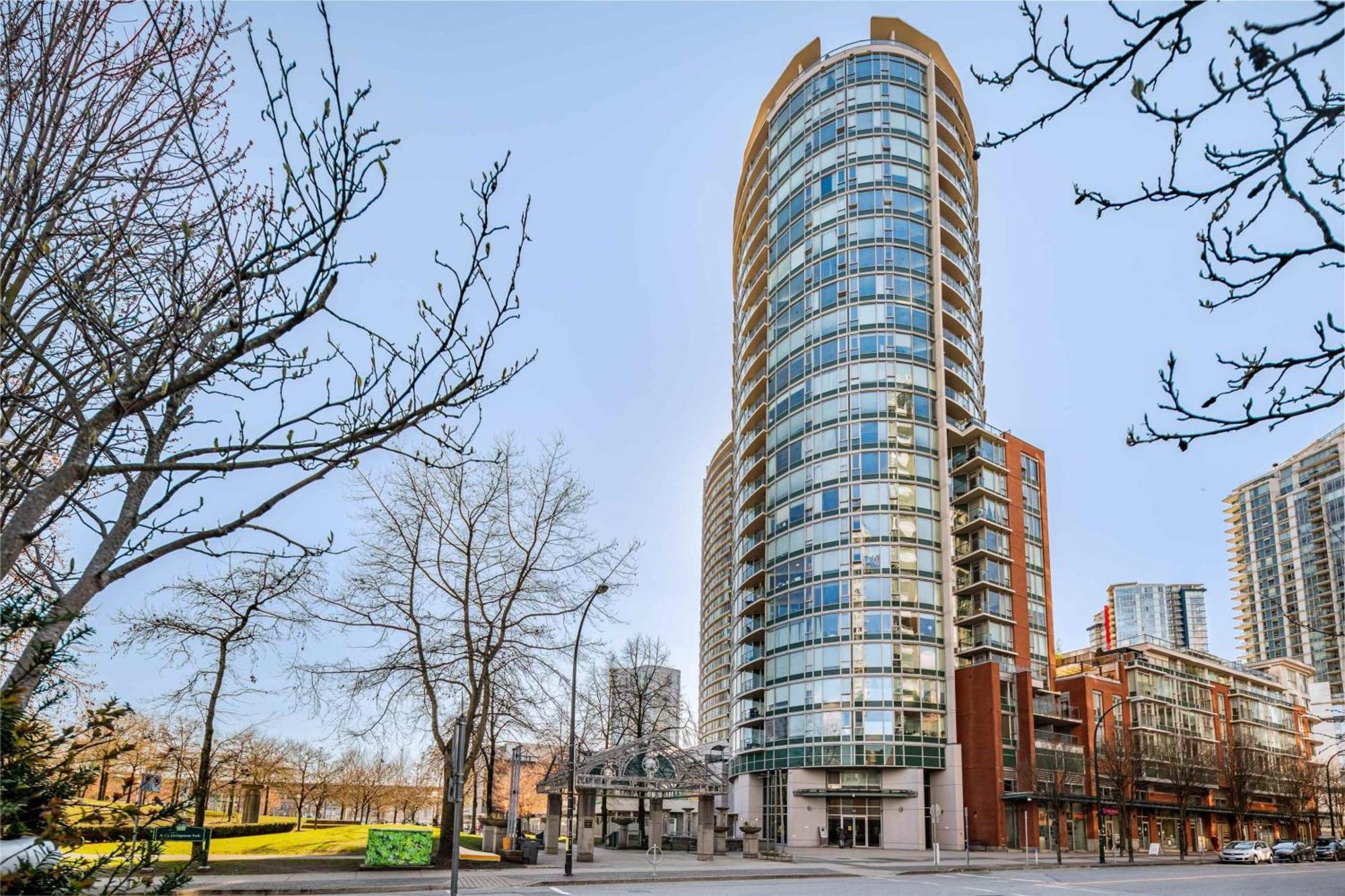 Apartment Cozy Condo! Location! One Free Parking! *