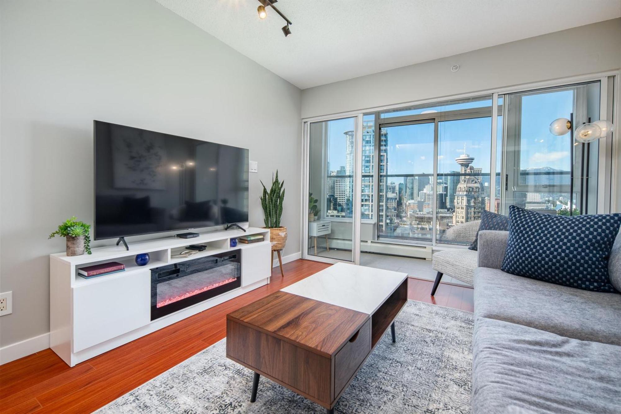 Cozy Condo! Location! One Free Parking! Apartment *