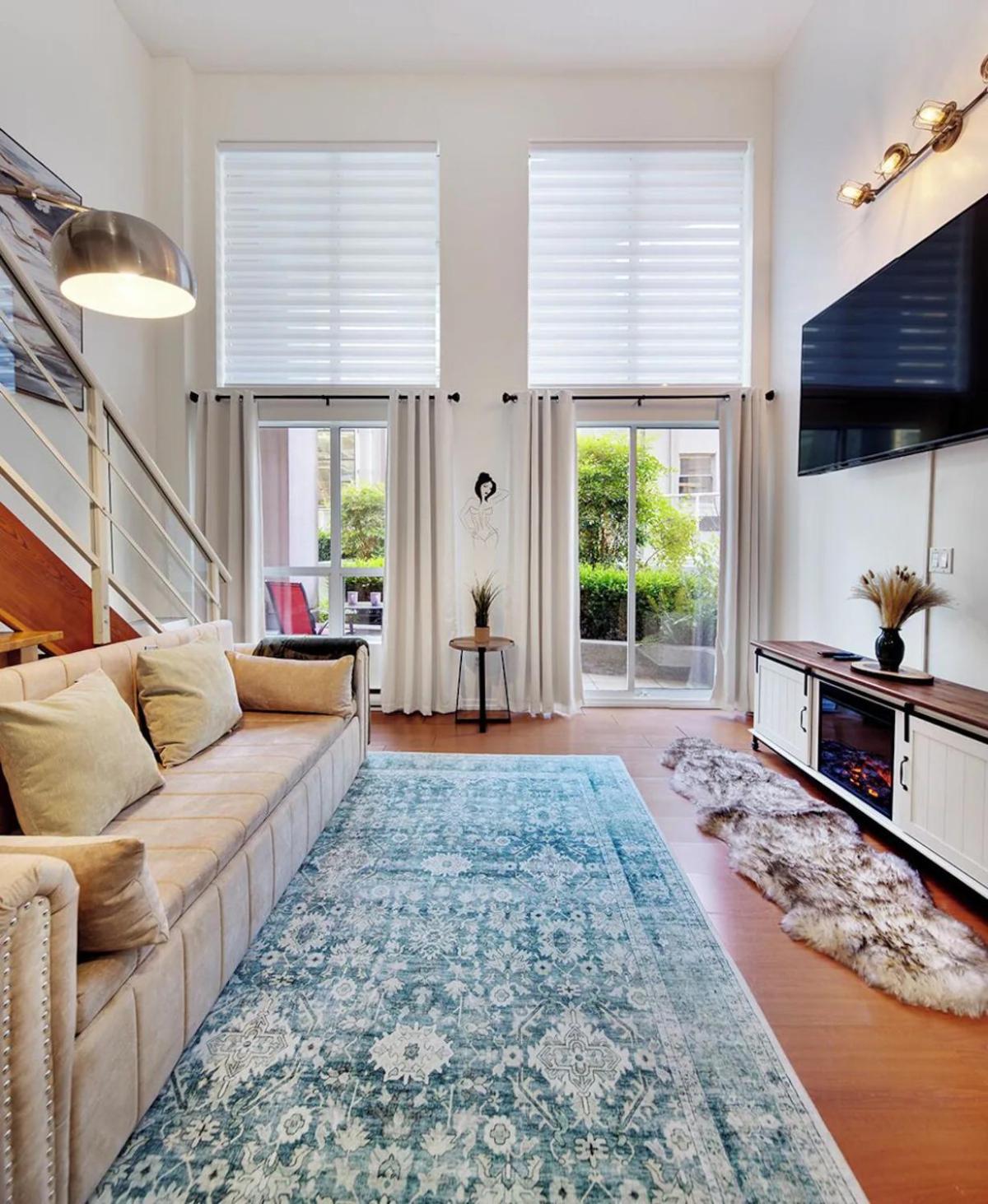 Apartment Stylish Two-story Loft With Rooftop Deck