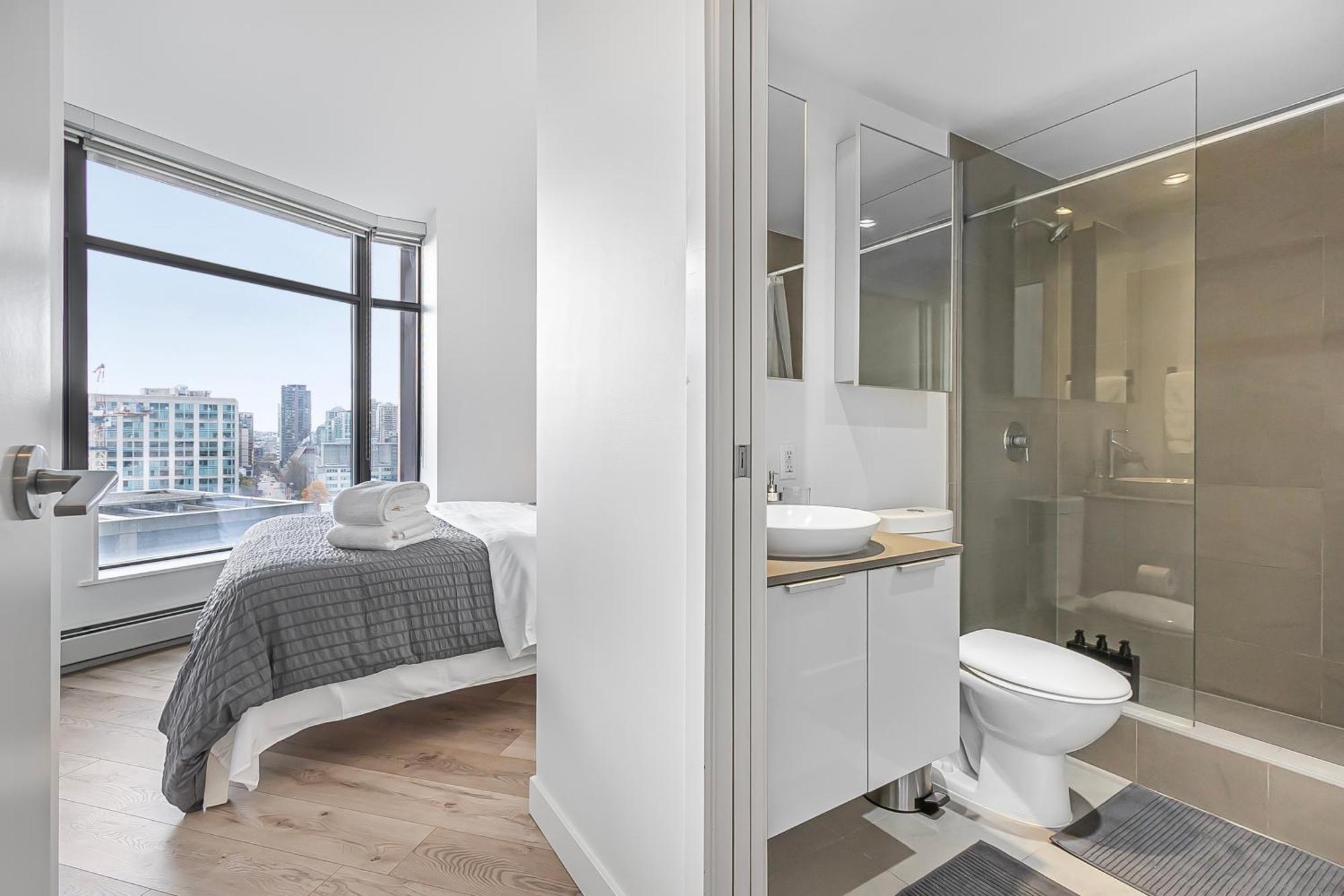 Apartment Spacious Modern High-rise With Ocean & Views Vancouver