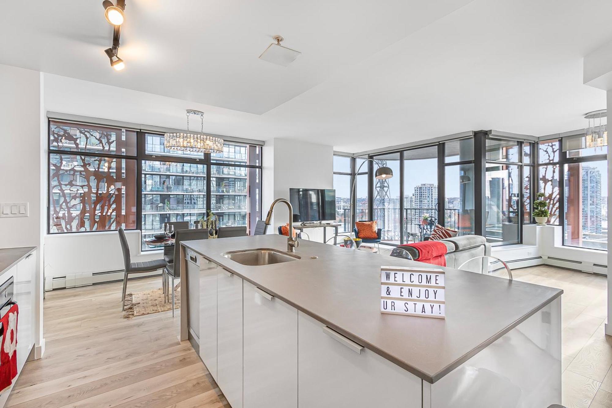 Spacious Modern High-rise With Ocean & Views Apartment Vancouver