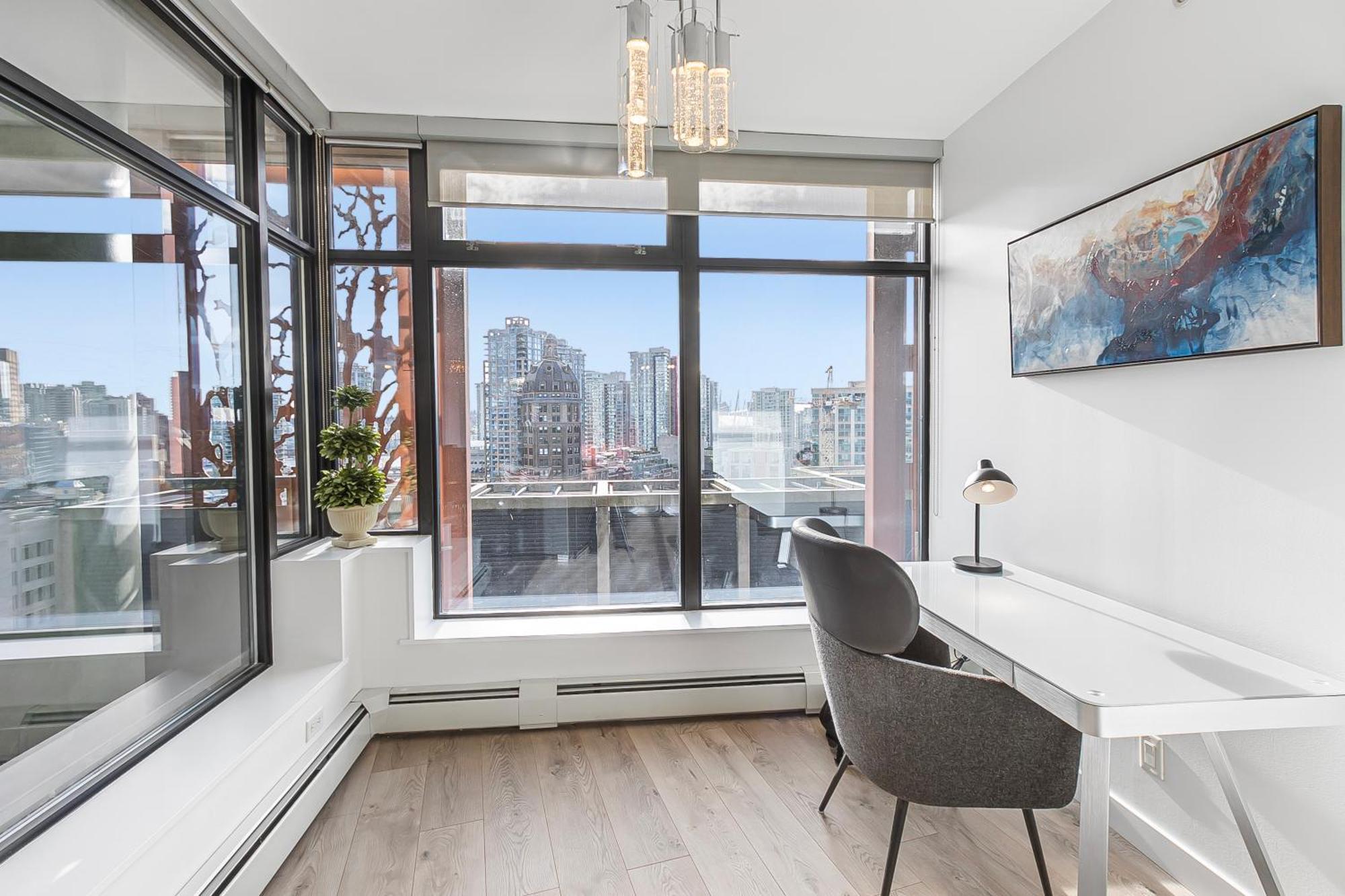 Spacious Modern High-rise With Ocean & Views