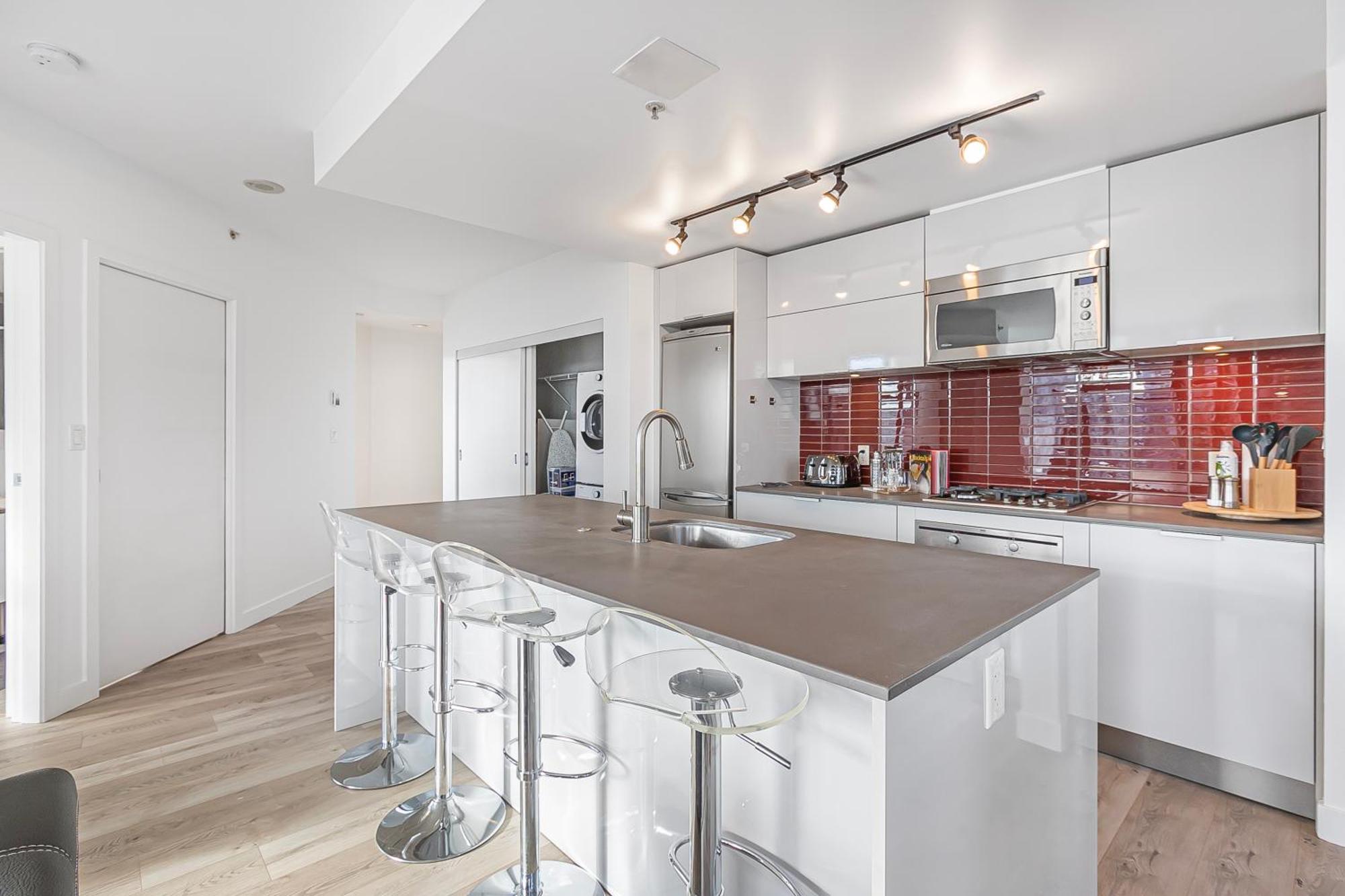 Apartment Spacious Modern High-rise With Ocean & Views