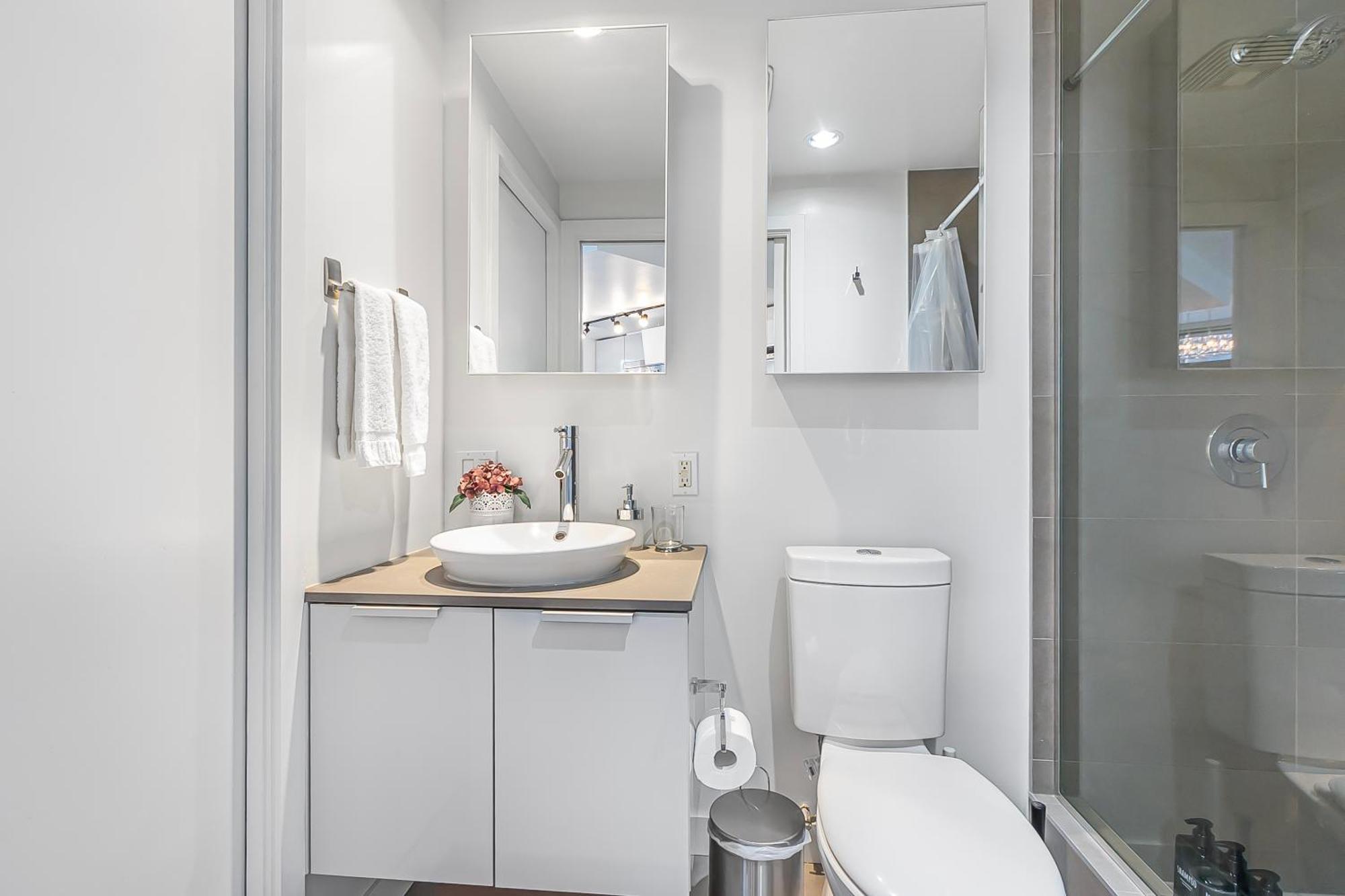 Spacious Modern High-rise With Ocean & Views Apartment Vancouver