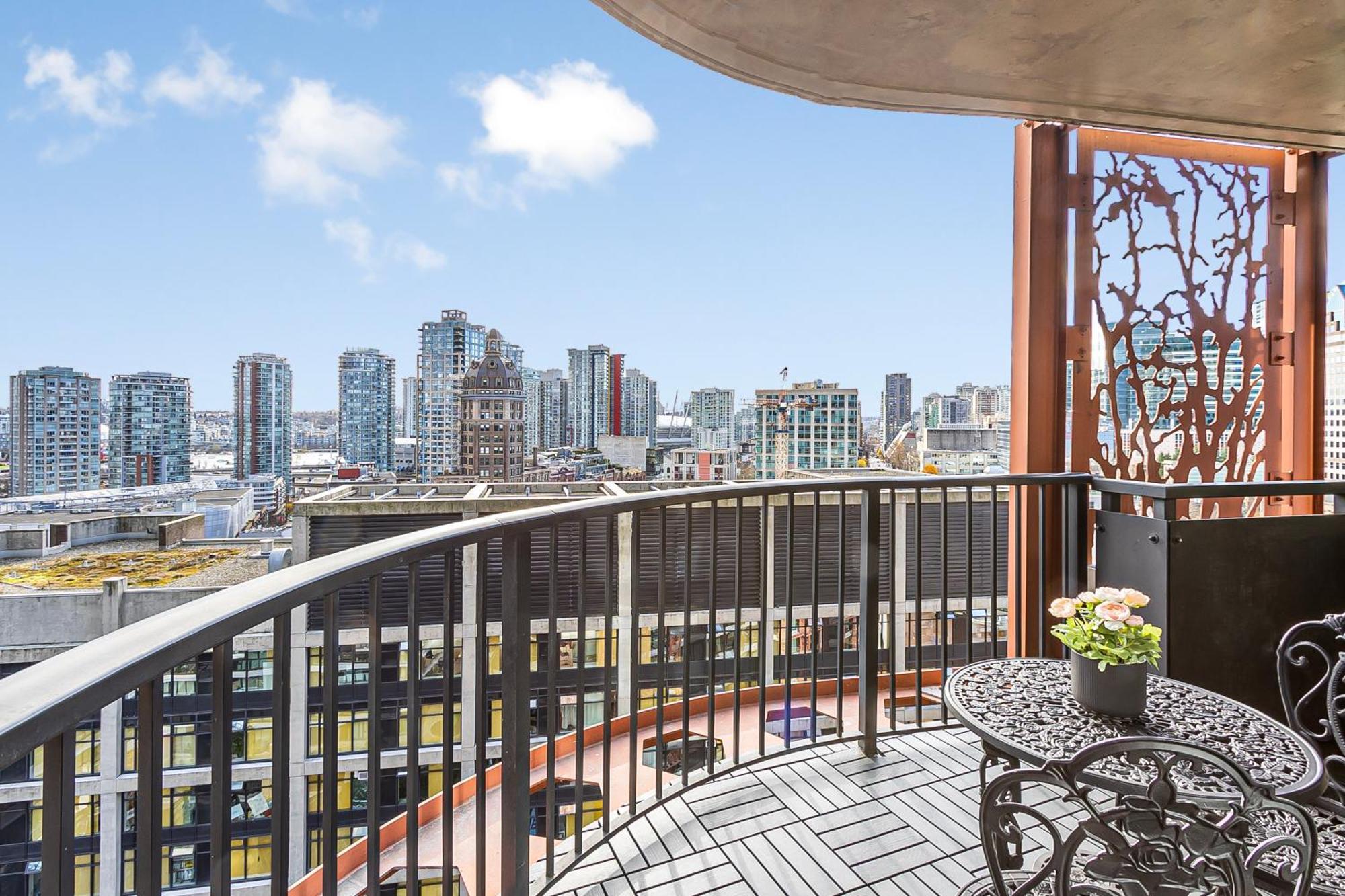 Spacious Modern High-rise With Ocean & Views Apartment *
