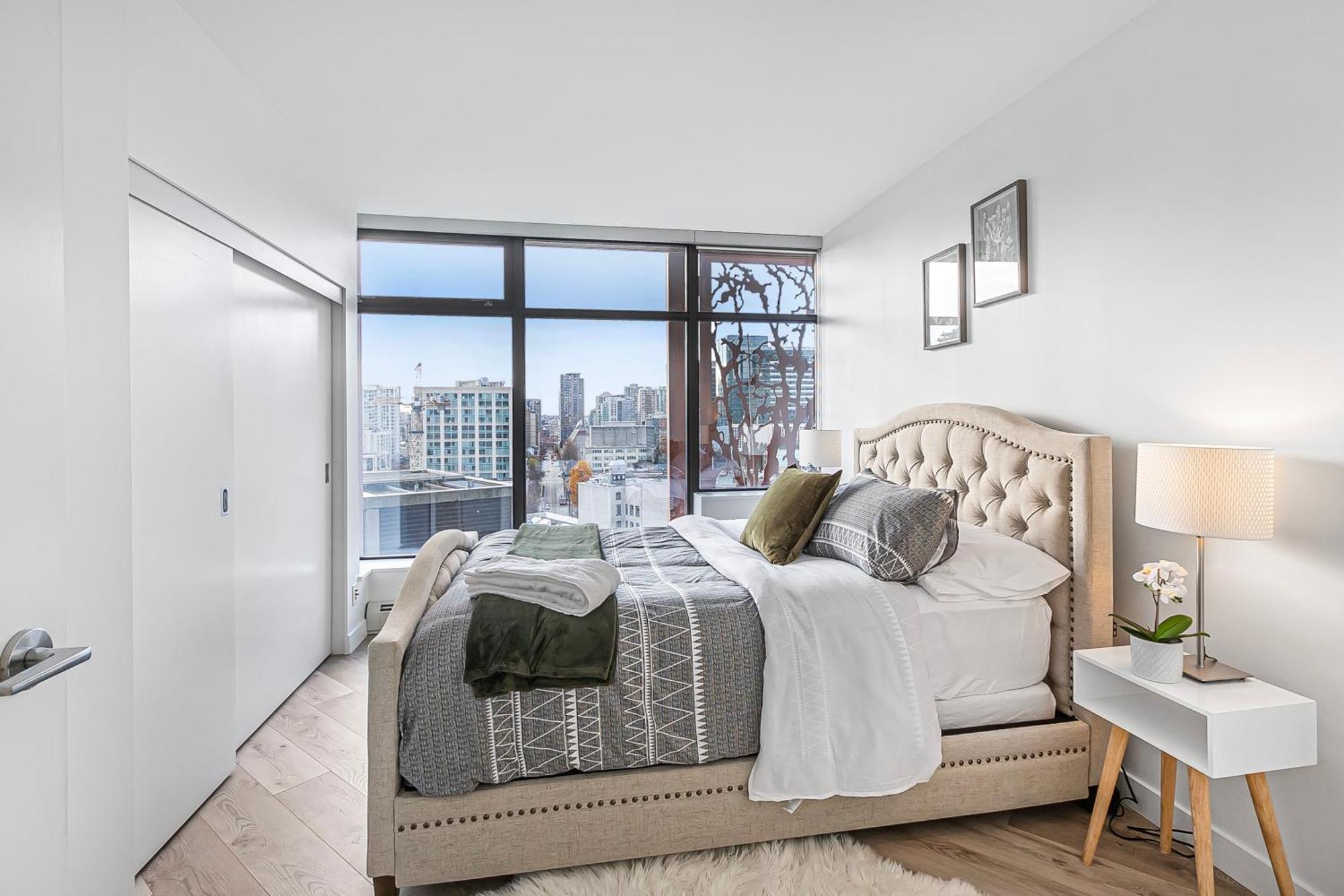Spacious Modern High-rise With Ocean & Views Apartment *