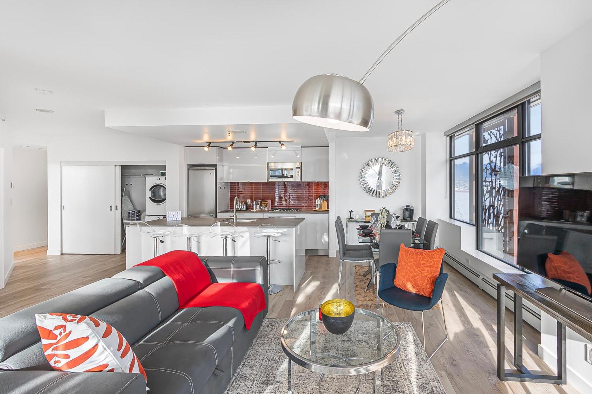 Spacious Modern High-rise With Ocean & Views *