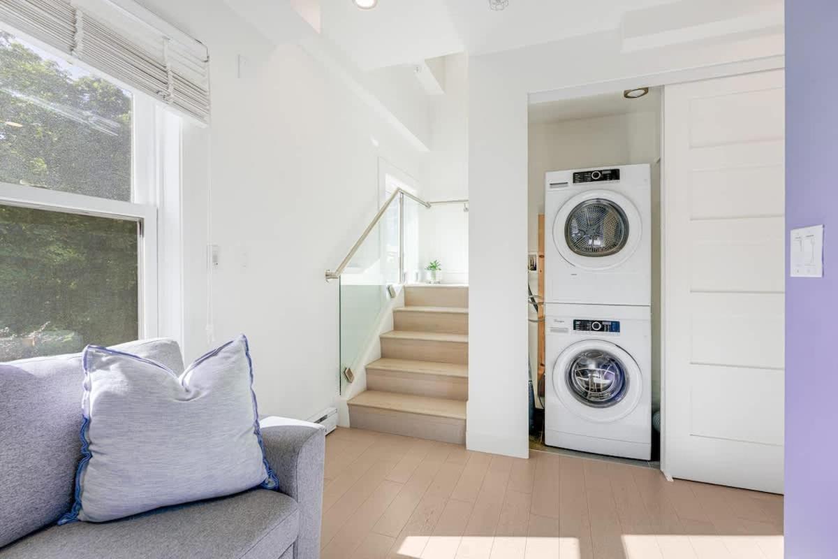 Cozy & Chic In Location Vancouver