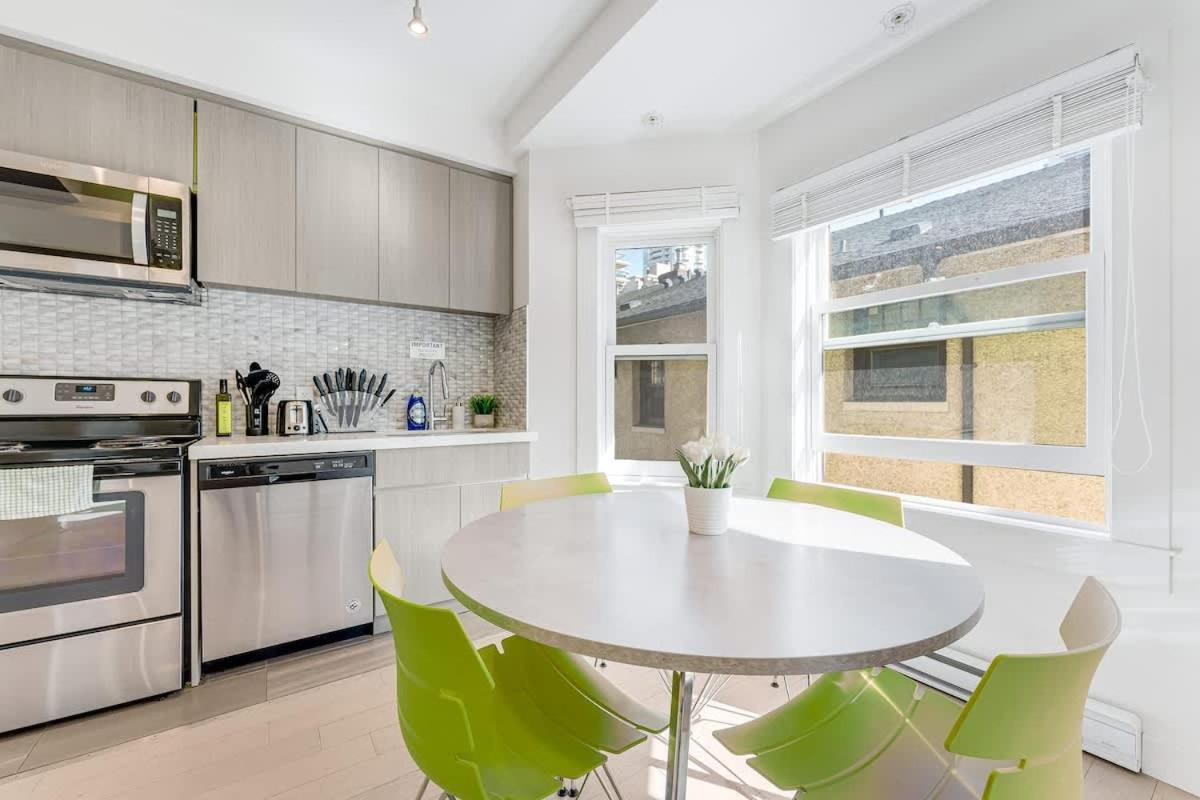 Cozy & Chic In Location Apartment *