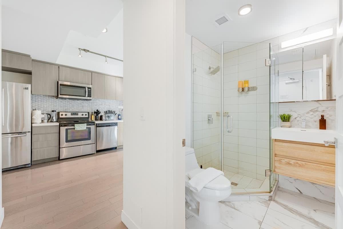 Cozy & Chic In Location Apartment Vancouver