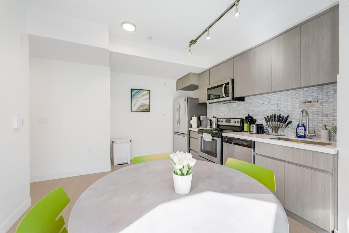 Cozy & Chic In Location Vancouver