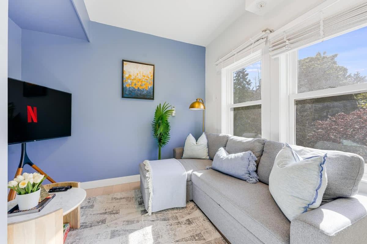 Cozy & Chic In Location Apartment Vancouver