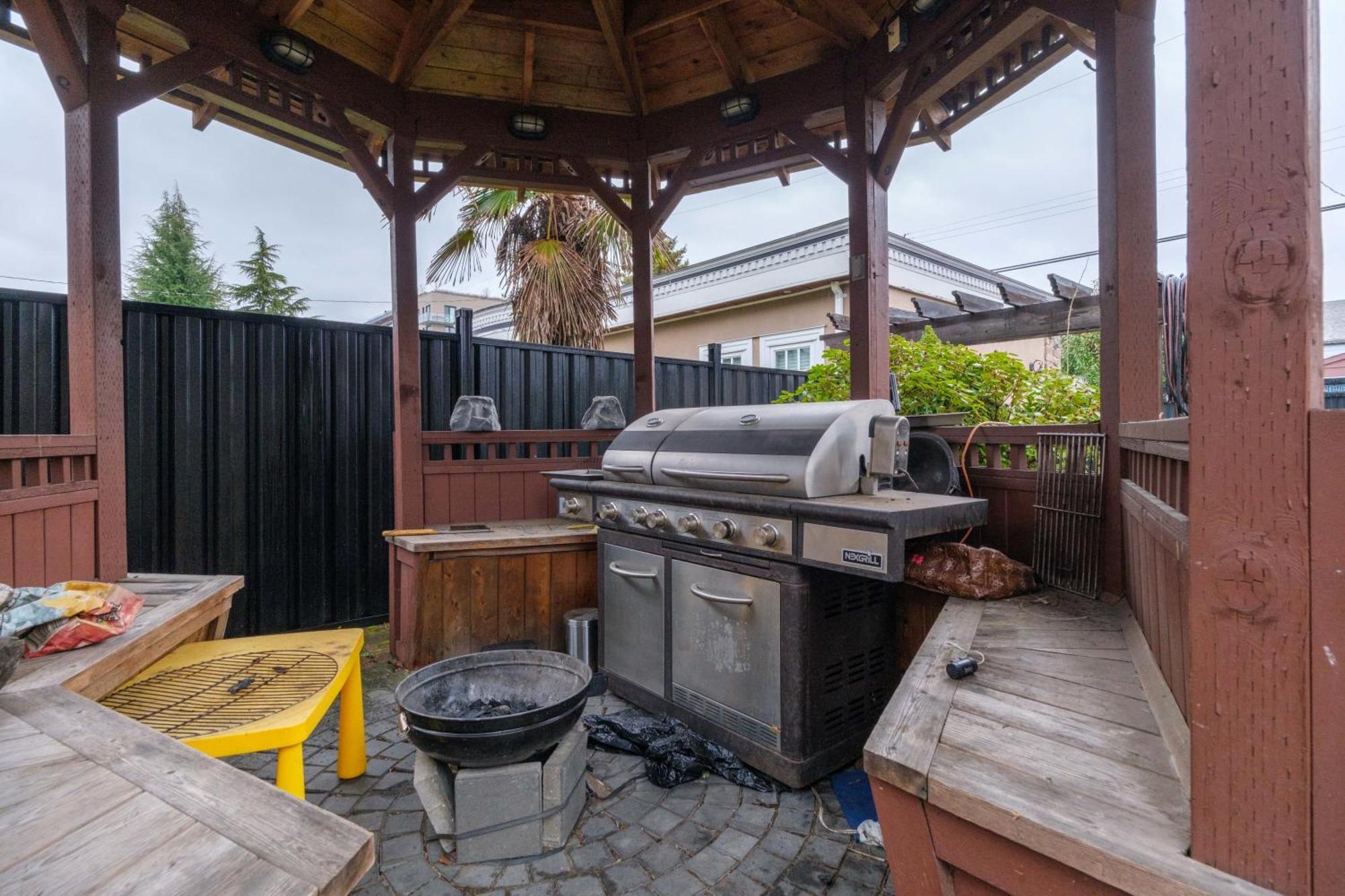 Luxurious 8-bedroom Mansion Next To Oakridge Mall