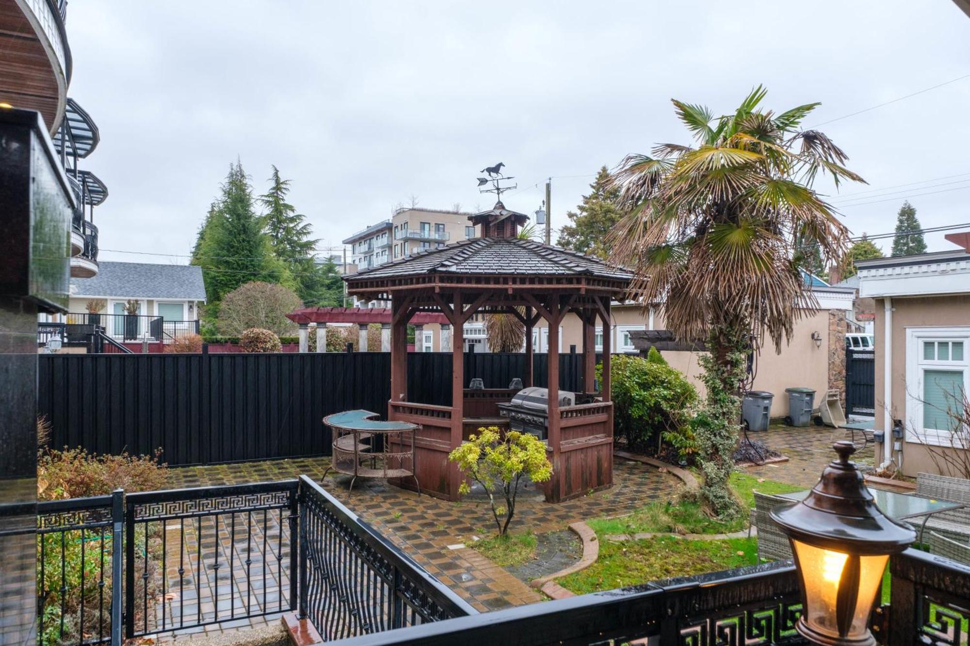 Luxurious 8-bedroom Mansion Next To Oakridge Mall Holiday home