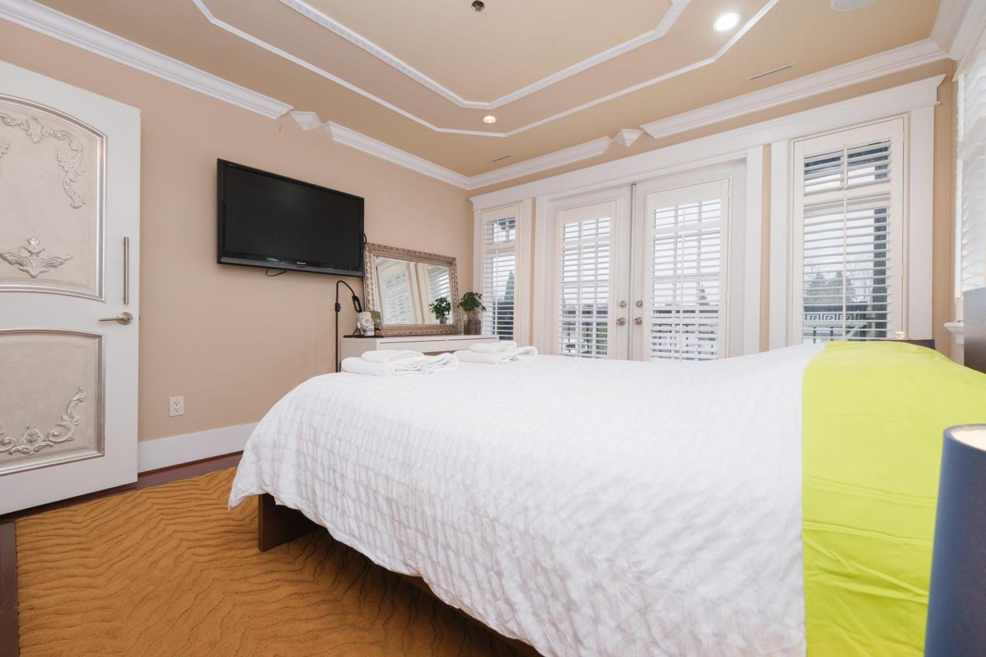 Holiday home Luxurious 8-bedroom Mansion Next To Oakridge Mall