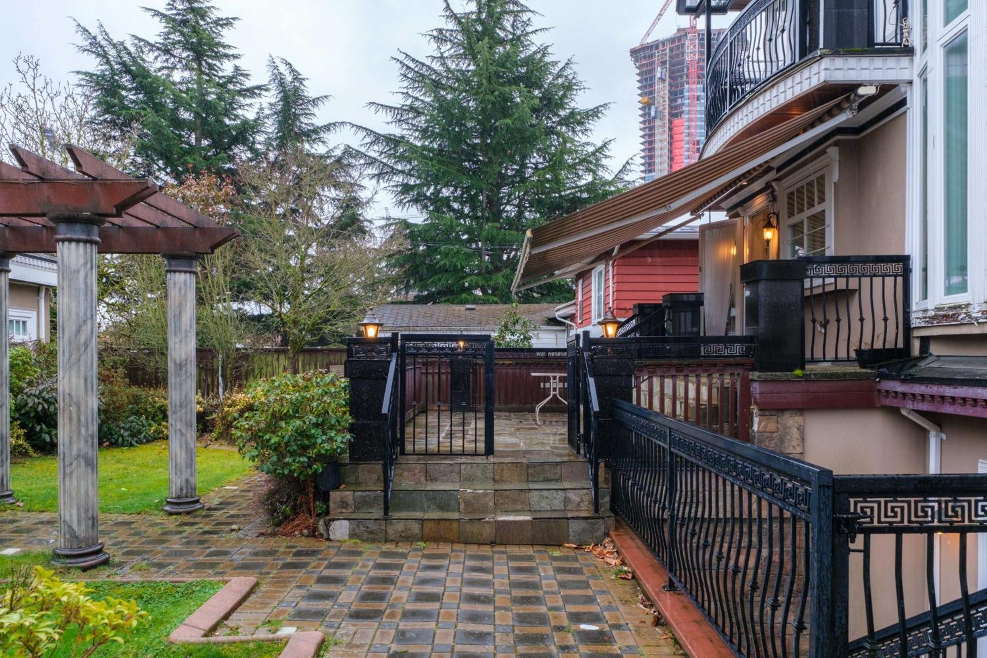 Luxurious 8-bedroom Mansion Next To Oakridge Mall Holiday home *