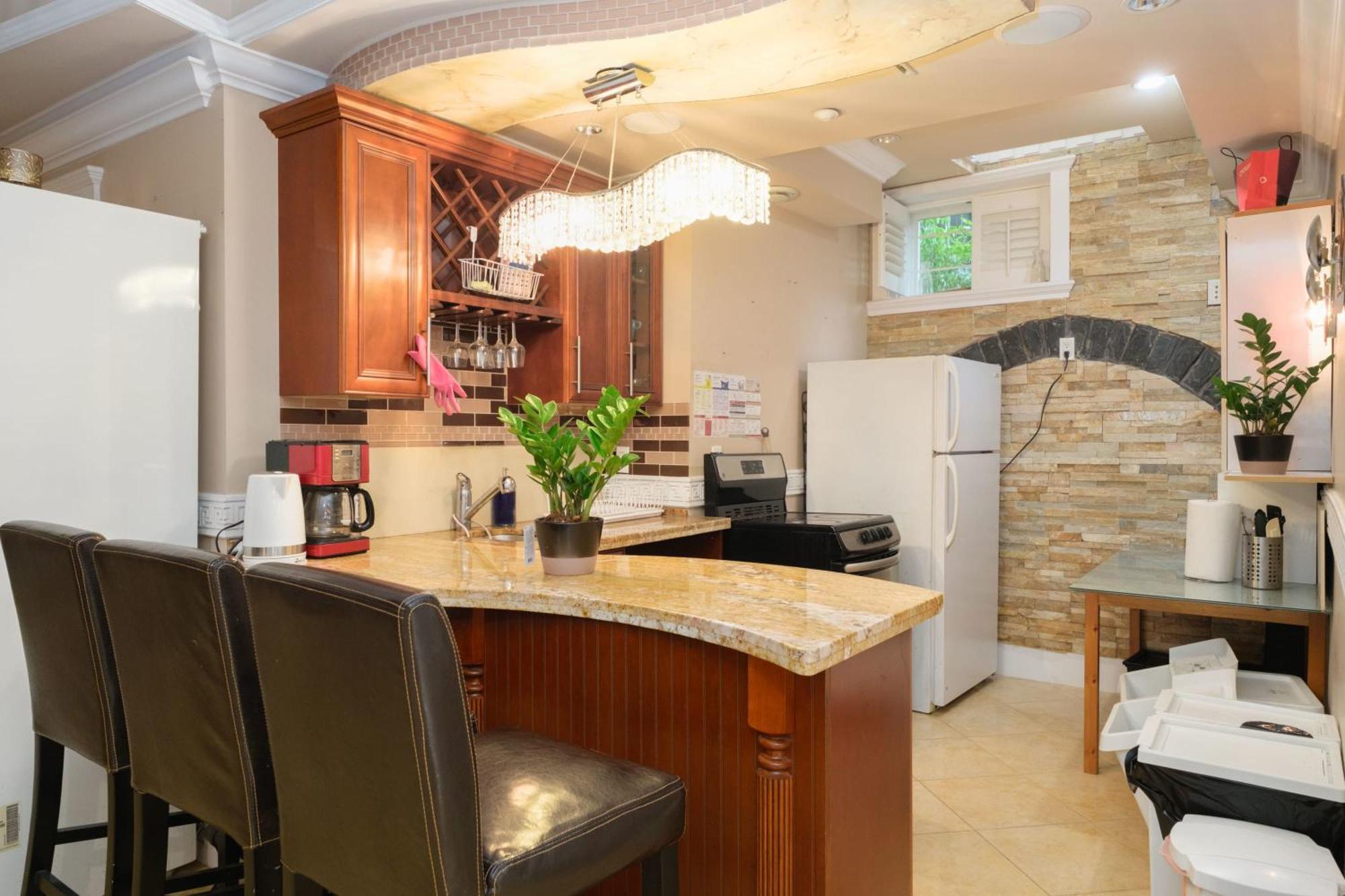 Luxurious 8-bedroom Mansion Next To Oakridge Mall Holiday home Vancouver