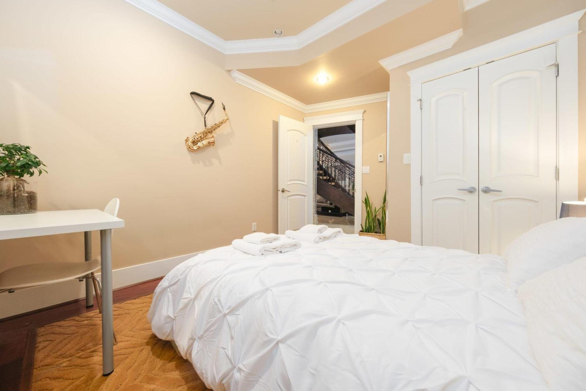 Holiday home Luxurious 8-bedroom Mansion Next To Oakridge Mall Vancouver
