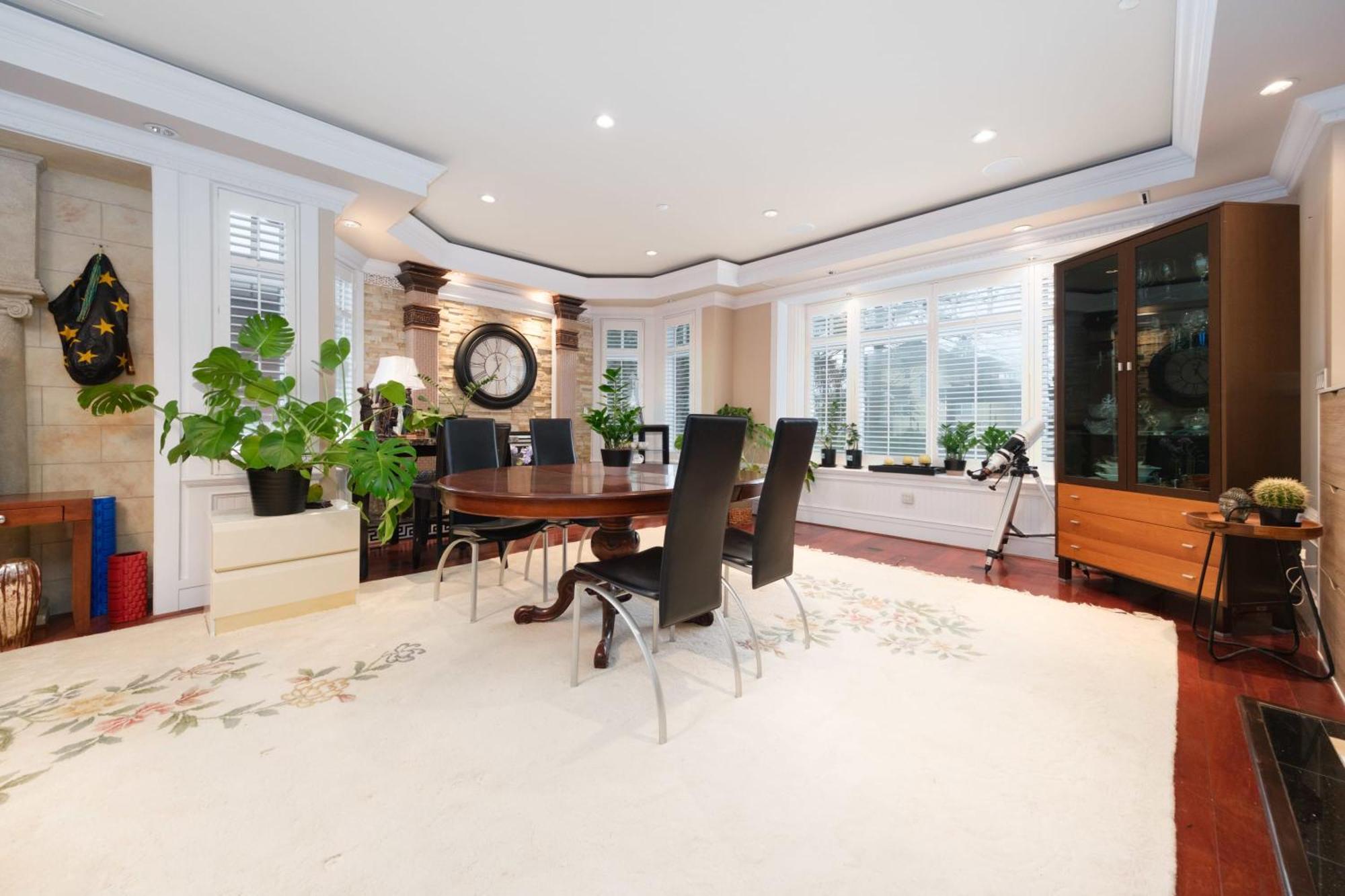 Luxurious 8-bedroom Mansion Next To Oakridge Mall Holiday home