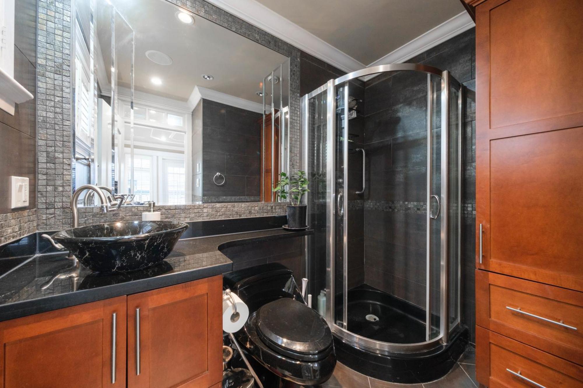 Luxurious 8-bedroom Mansion Next To Oakridge Mall Holiday home
