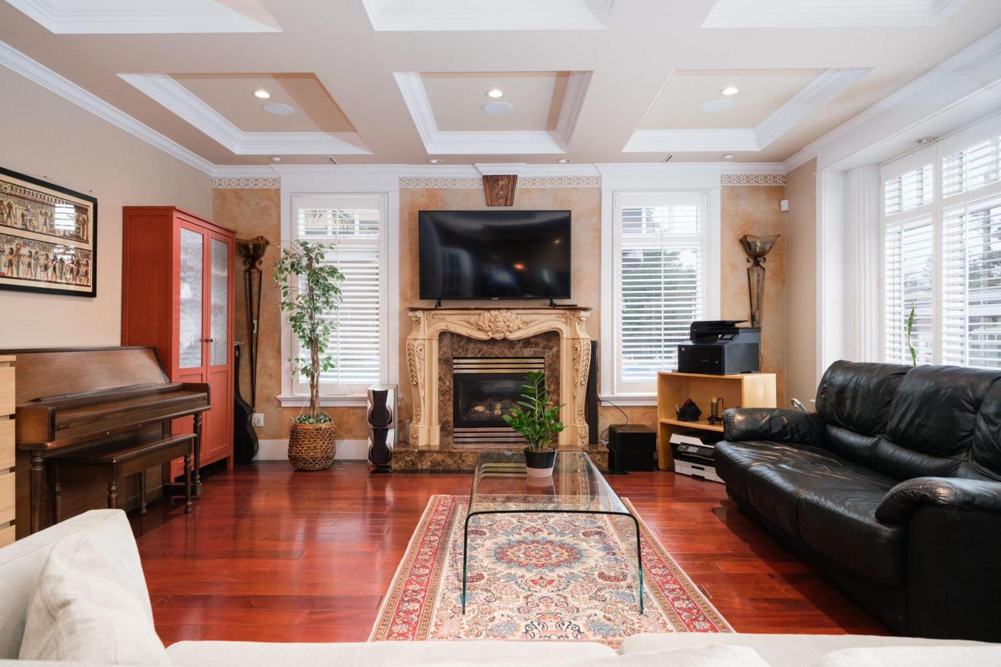 Holiday home Luxurious 8-bedroom Mansion Next To Oakridge Mall