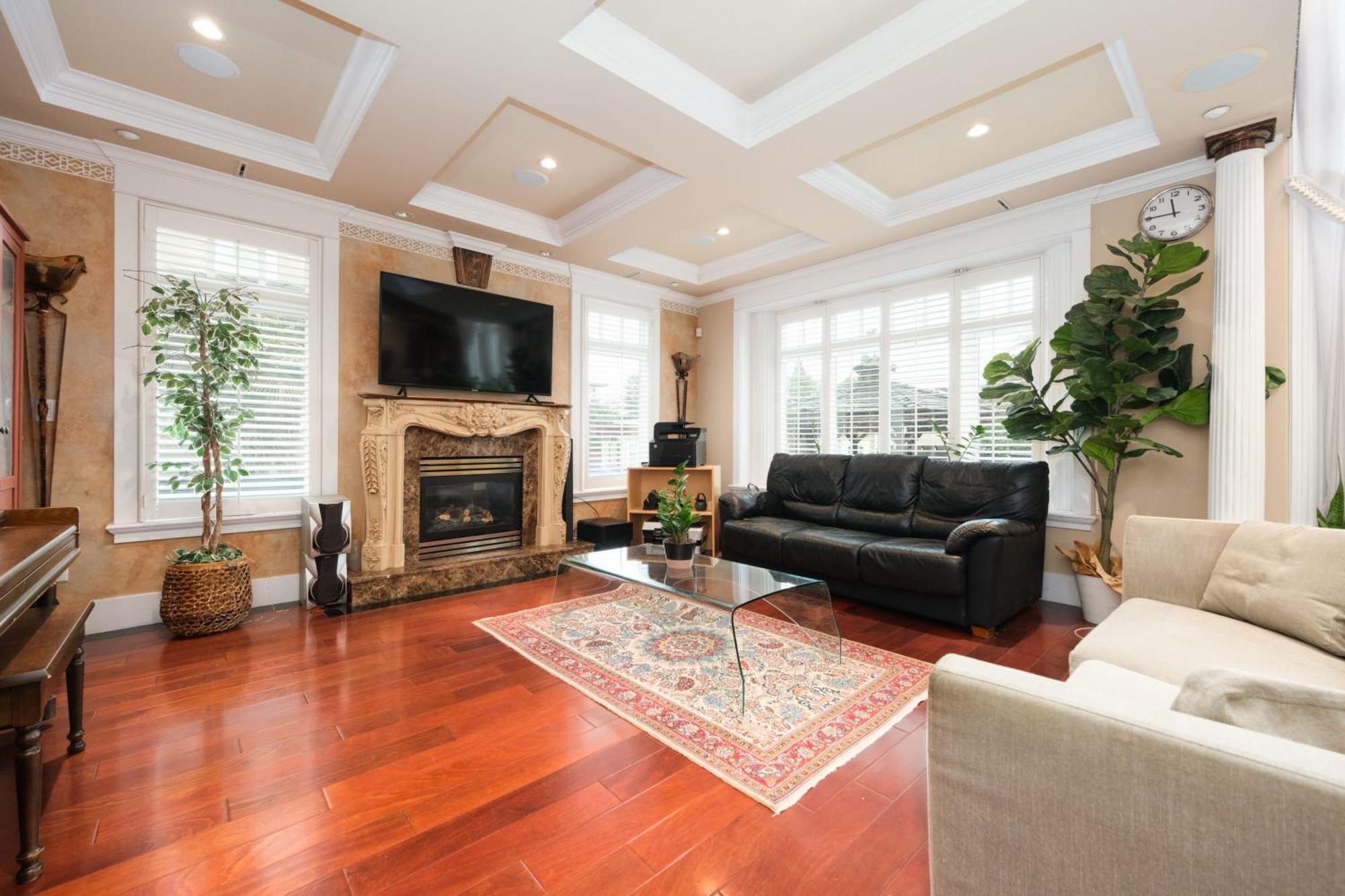 Luxurious 8-bedroom Mansion Next To Oakridge Mall Holiday home *