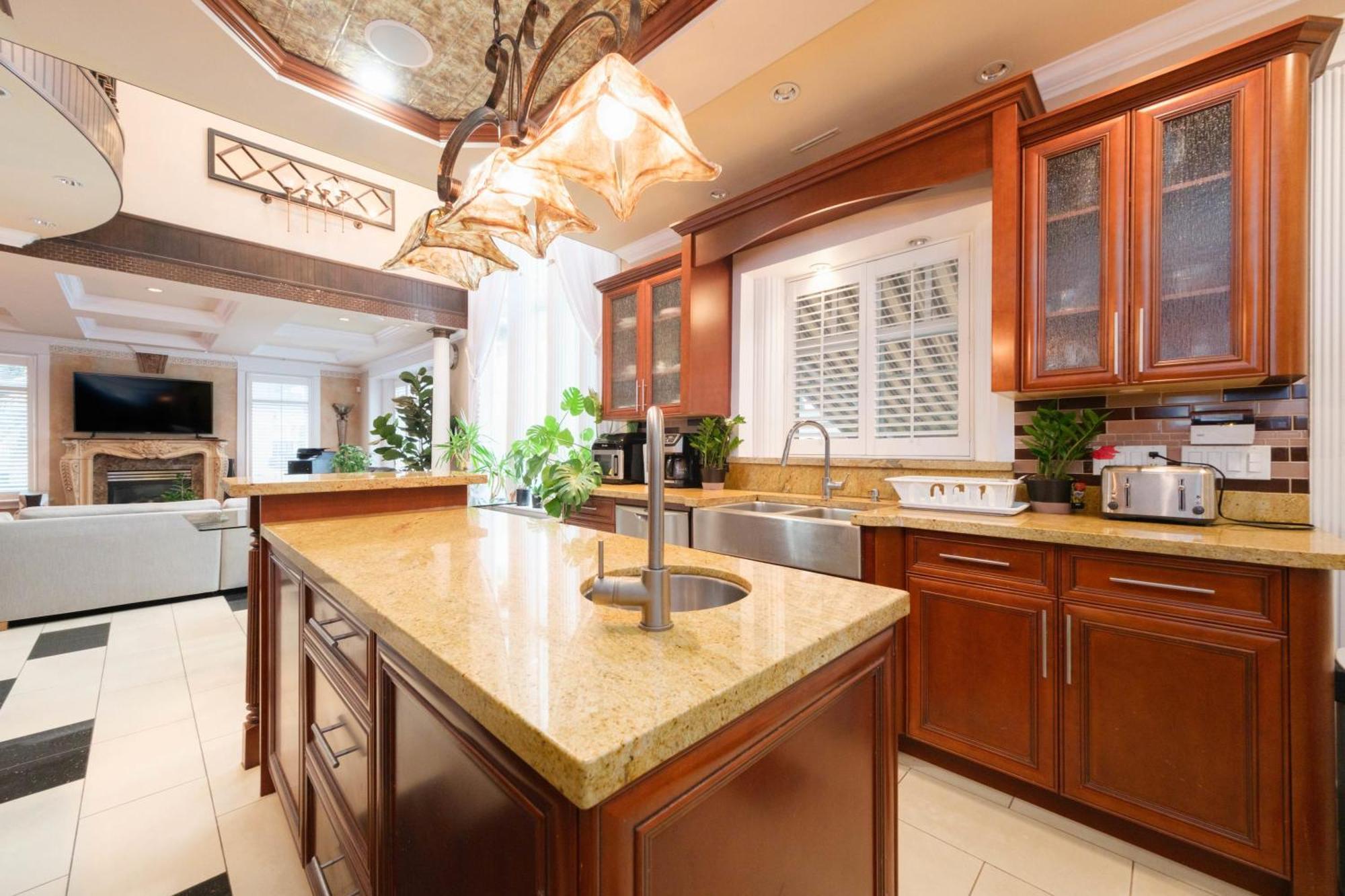 Holiday home Luxurious 8-bedroom Mansion Next To Oakridge Mall *