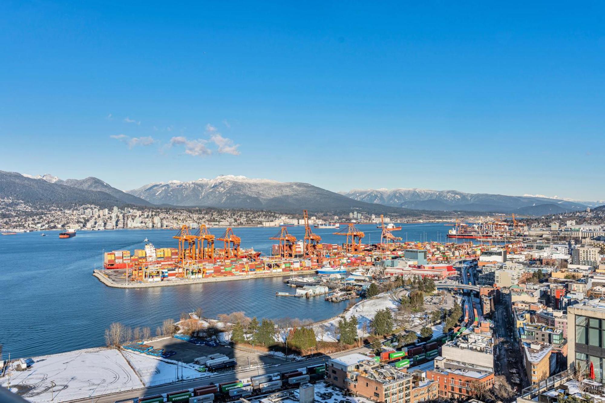 Water Views, 40th Floor Sub-penthouse! Entire In The Heart Of Centre Vancouver