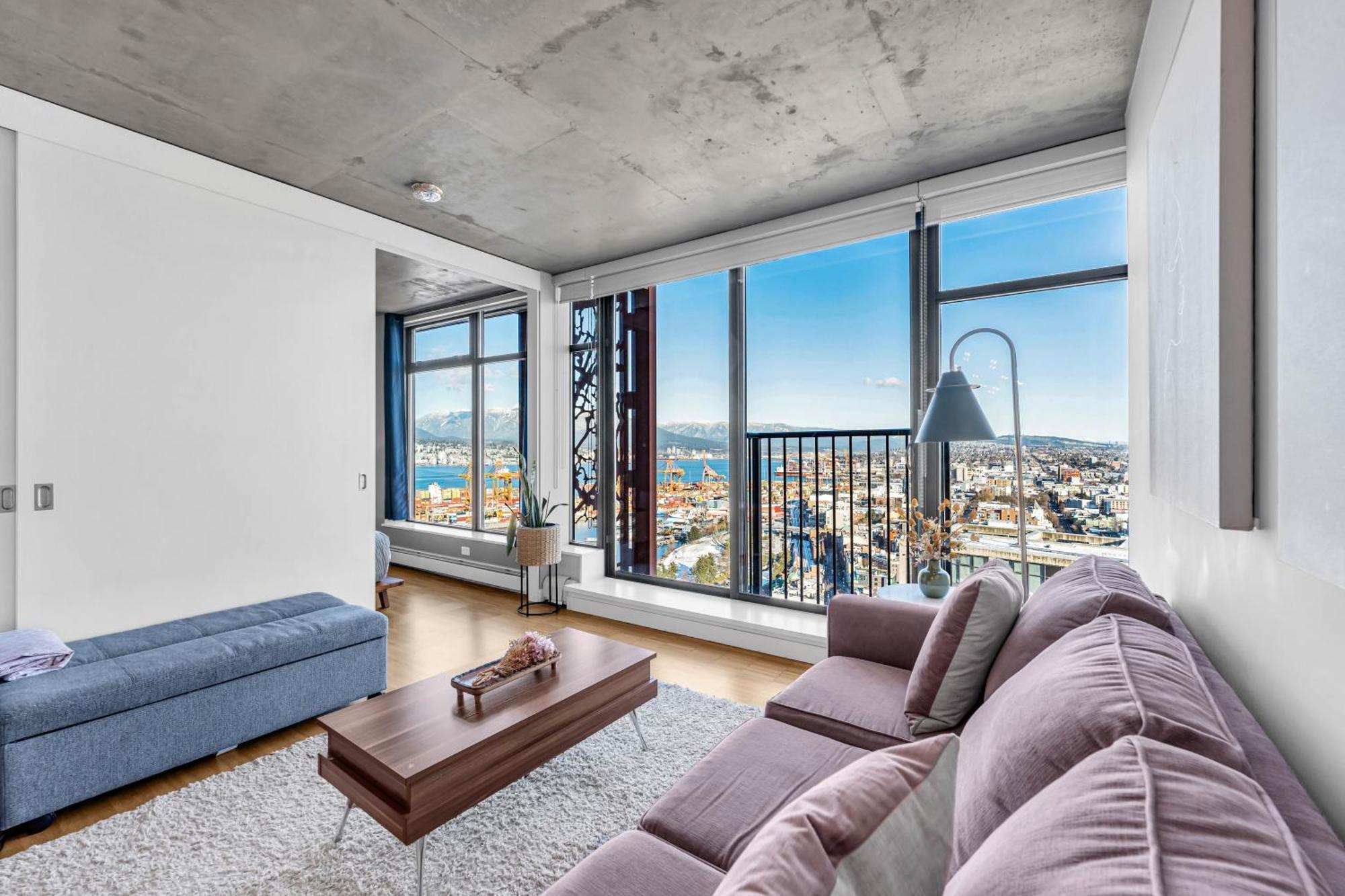 Water Views, 40th Floor Sub-penthouse! Entire In The Heart Of Centre