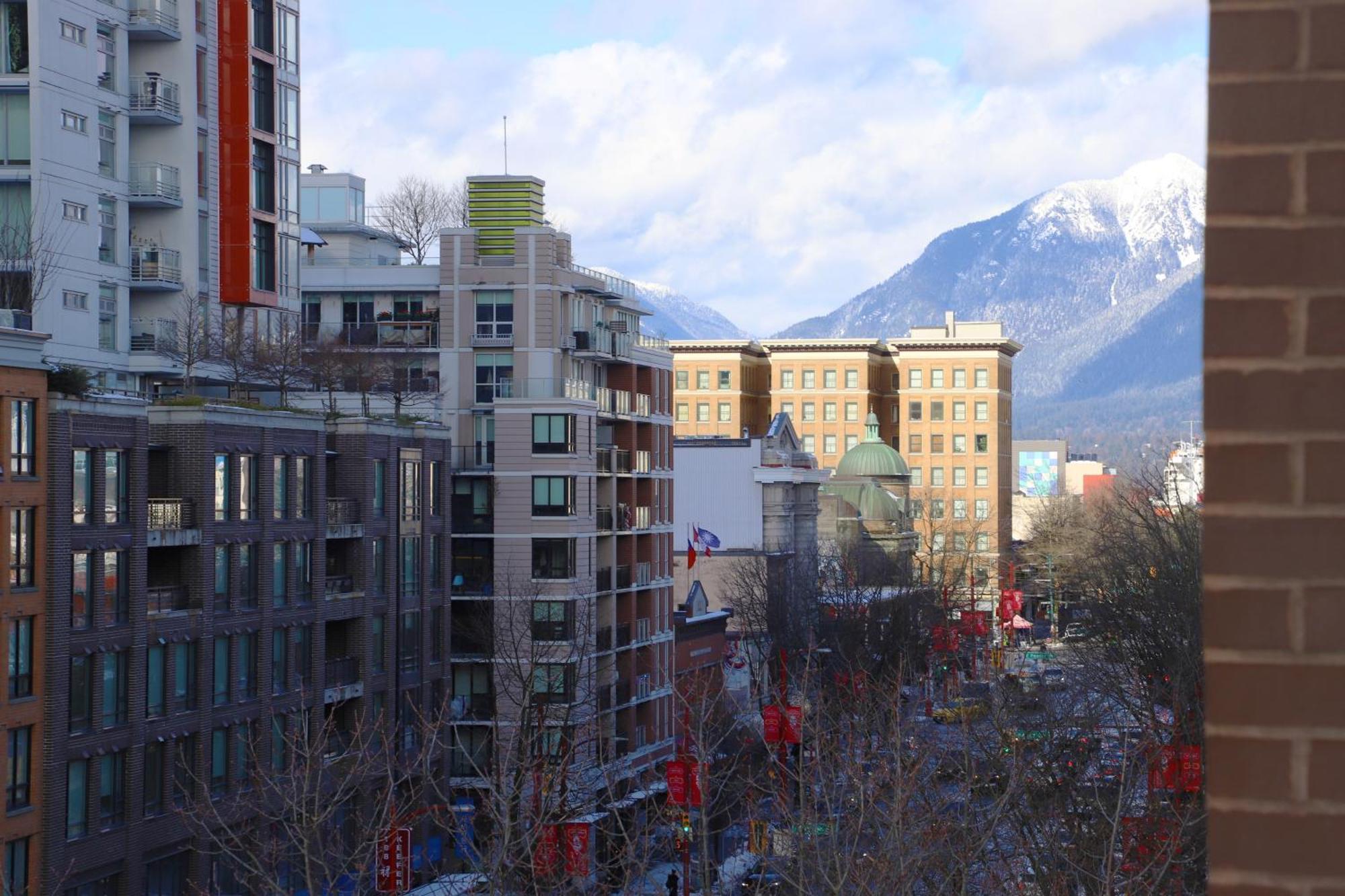 Landmark Views Licensed 2-bedroom With Soundbar And Large Outdoor Space Apartment Vancouver