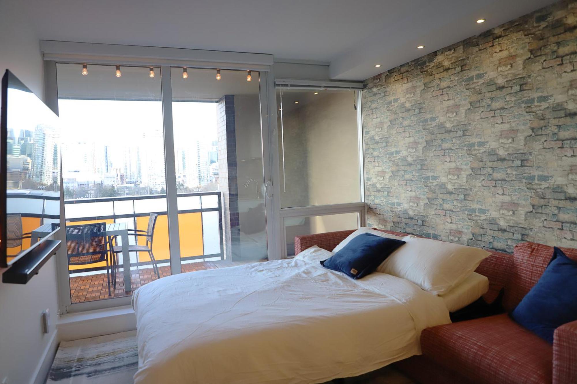Landmark Views Licensed 2-bedroom With Soundbar And Large Outdoor Space Vancouver