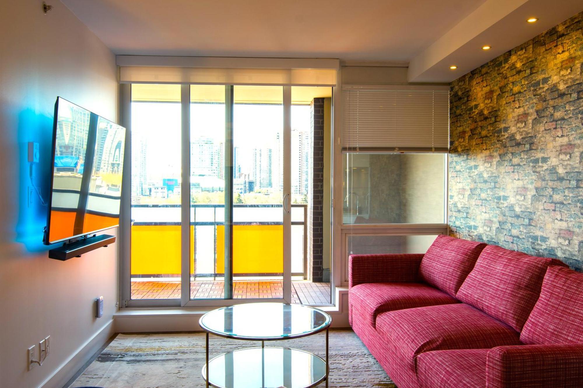 Landmark Views Licensed 2-bedroom With Soundbar And Large Outdoor Space *